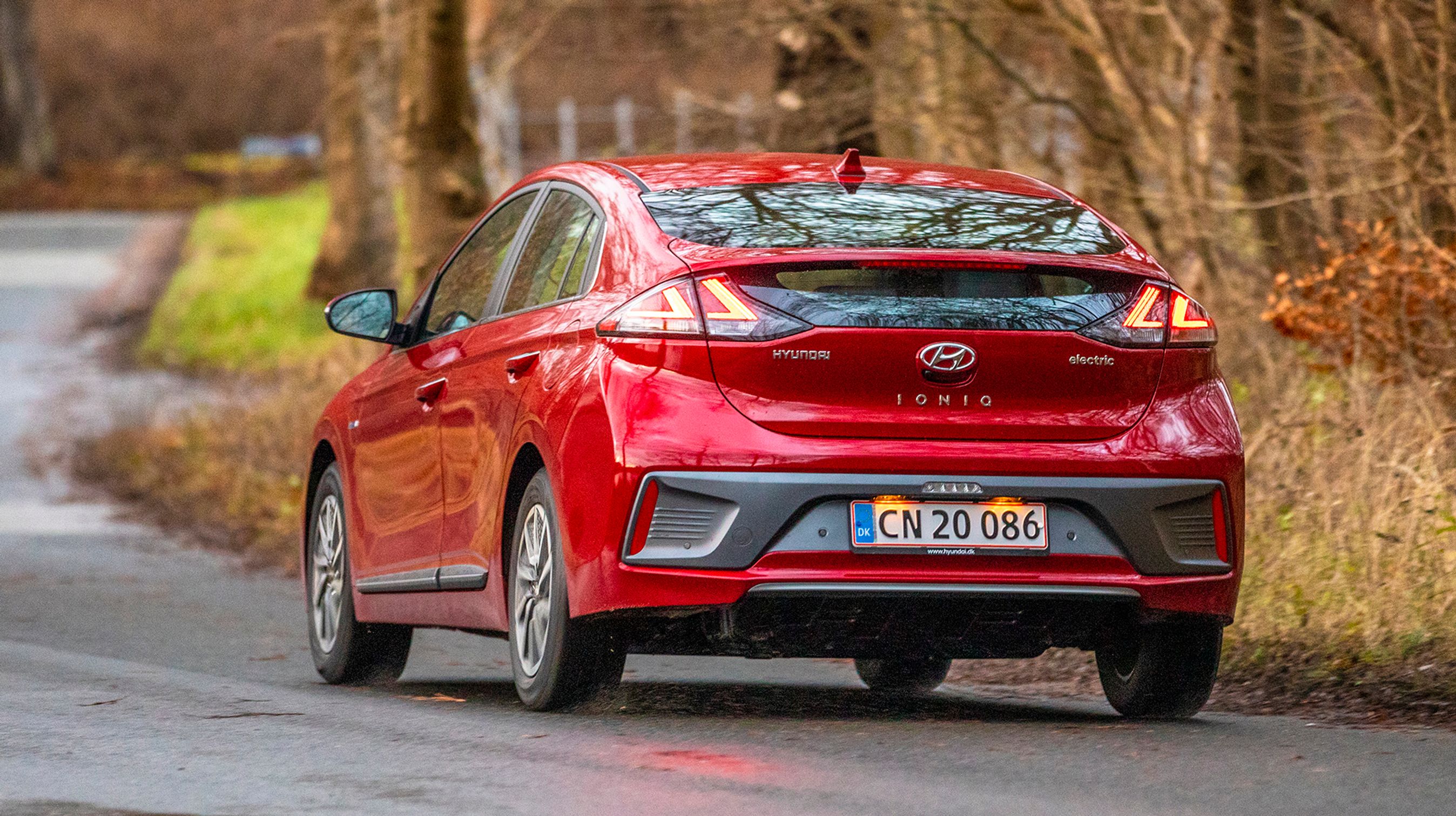 Hyundai Ioniq findes kun som femdørs med stor åbning til bagagerummet. Men selve bagagerummet er kun på 357 liter, hvor hybridudgaven af Ioniq har plads til 456 liter.