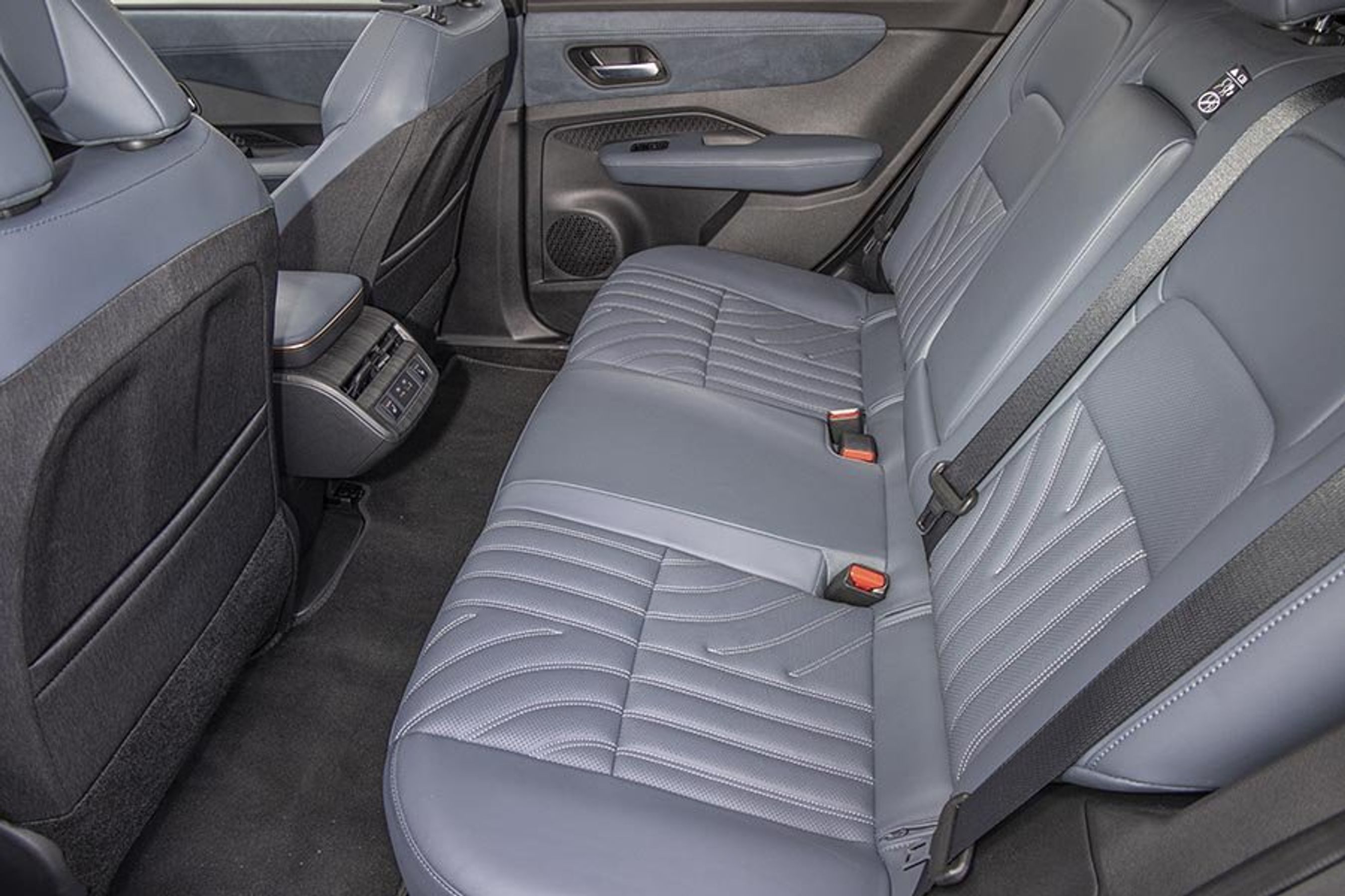 Der er mægtig fin plads ved bagsædet, og der er friskluftdyser mellem forsæderne.