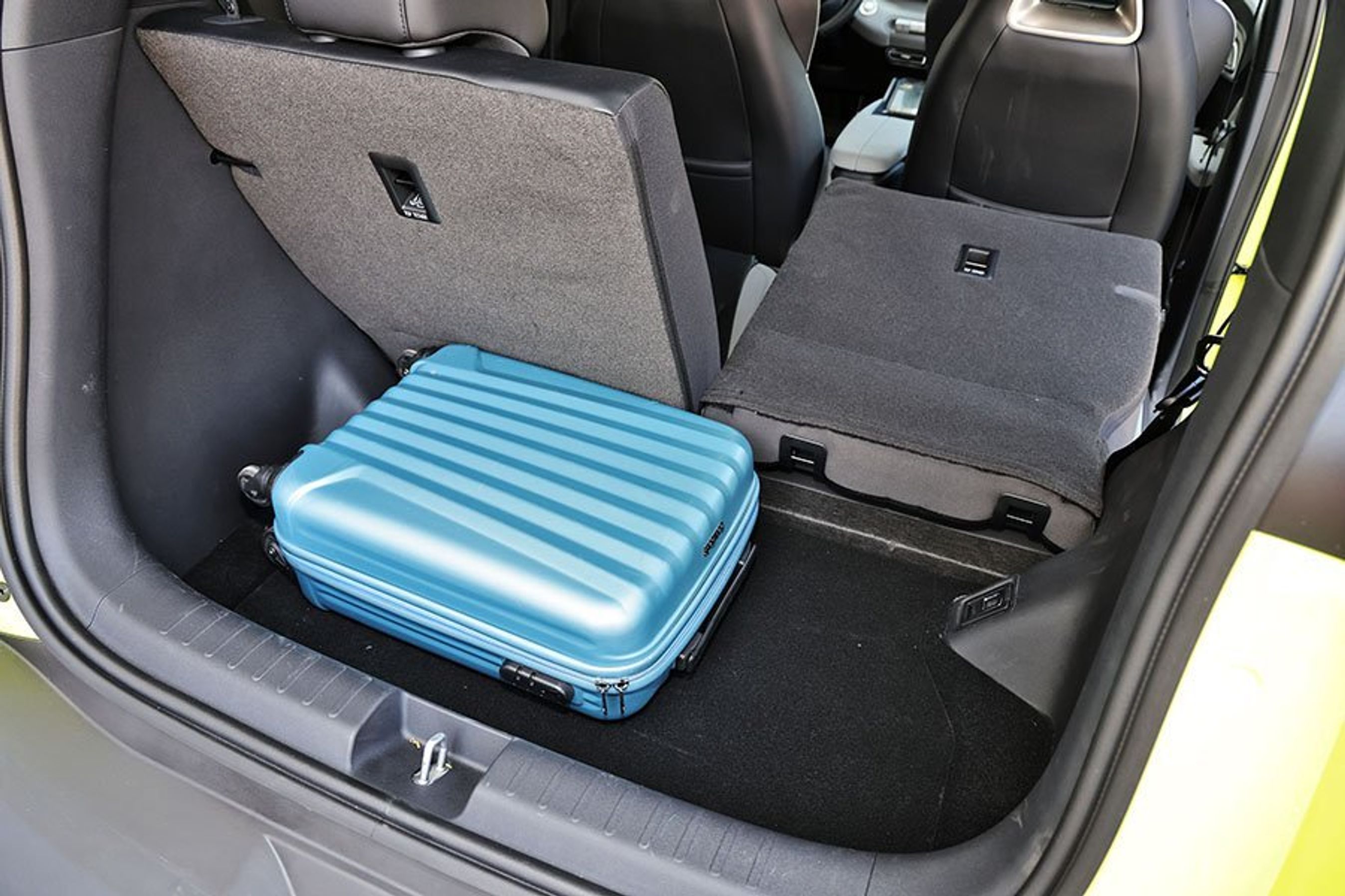 Bagagerum med blå kuffert i en BYD Dolphin Surf