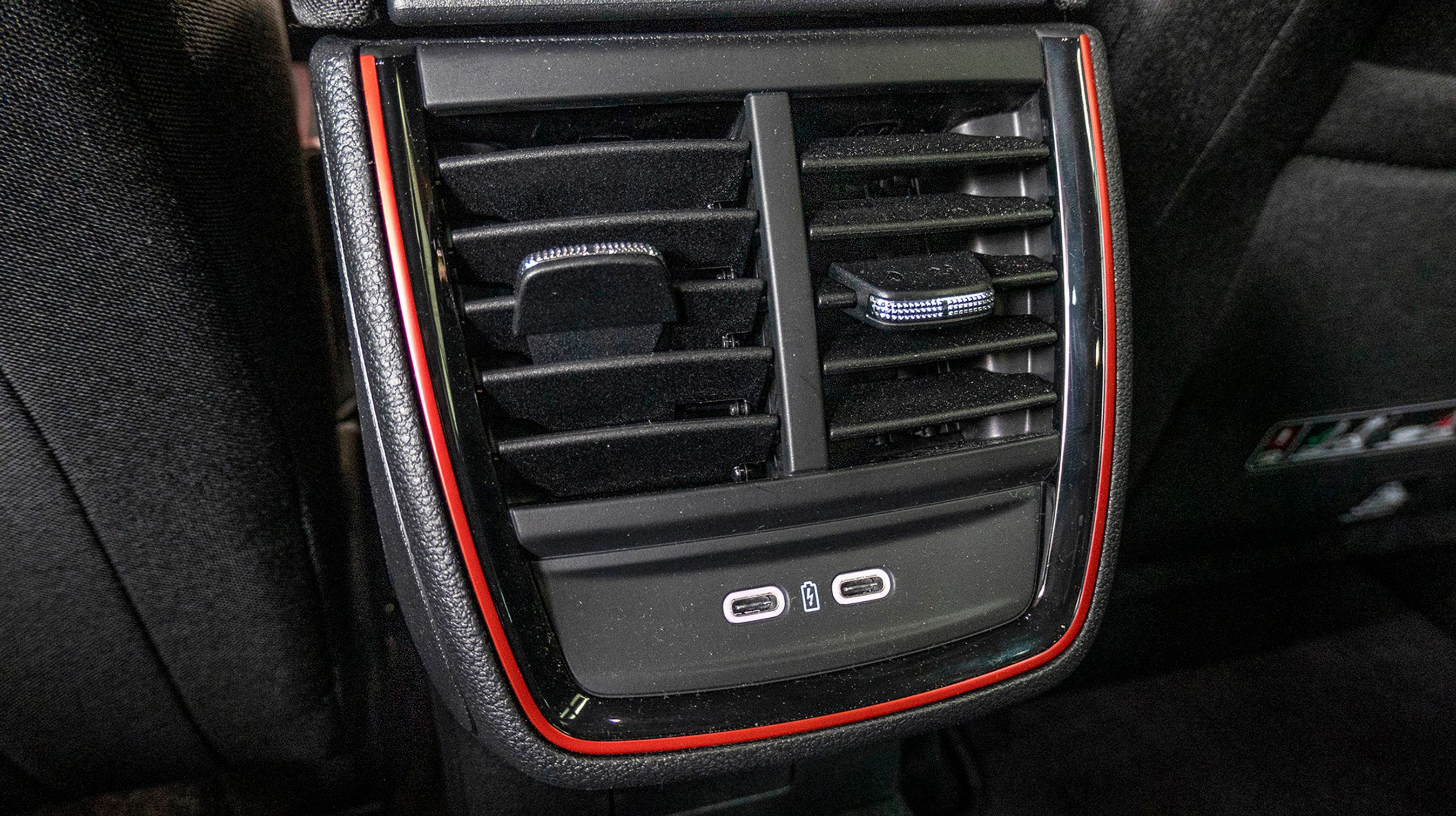 Ved bagsædet er der friskluftdyser – i hvert fald i nogle udgaver – og mulighed for to usb-stik af den nye type C.