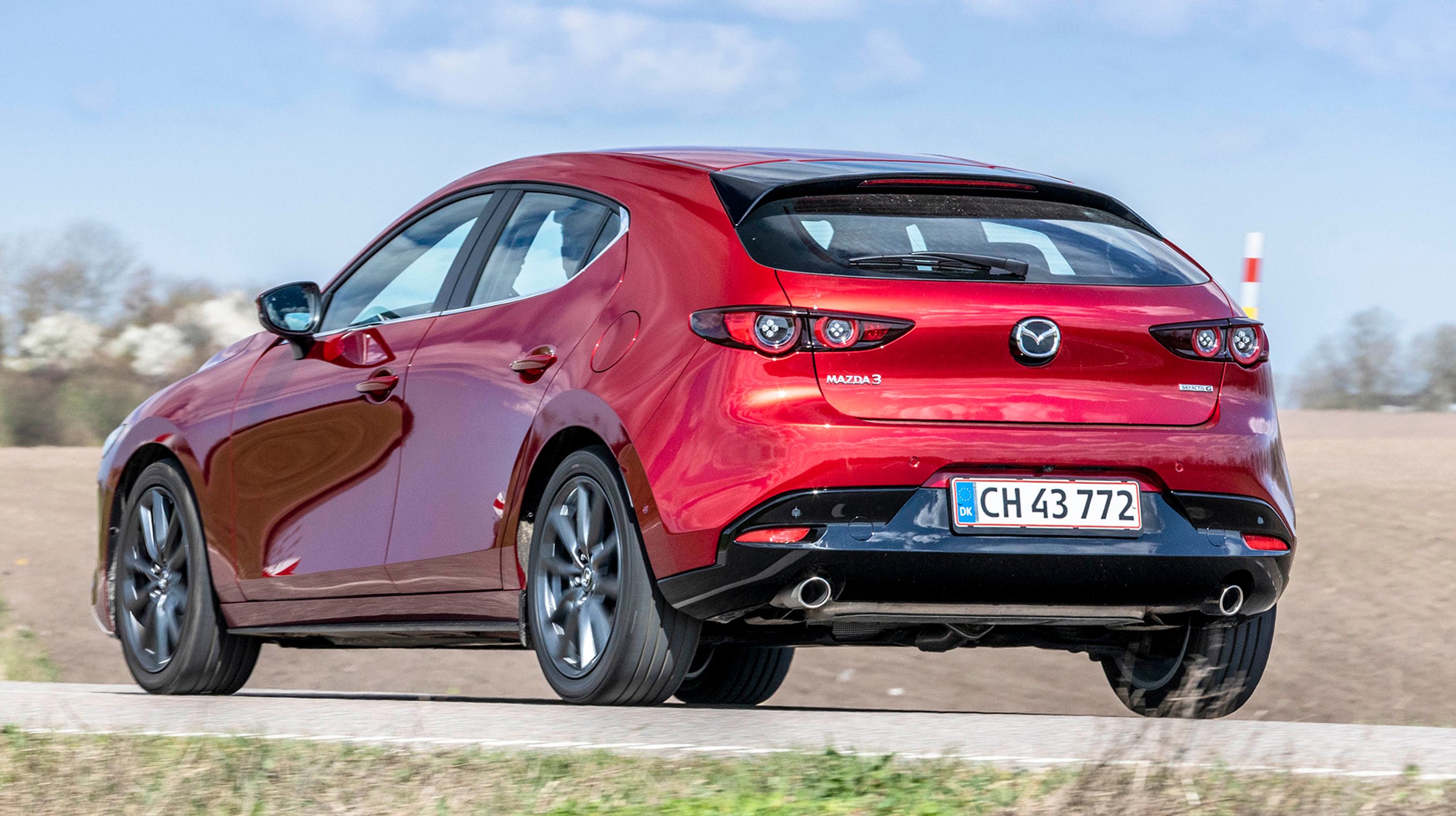 Bagenden af Mazda 3 er flot i de fleste vinkler, men den store stolpe bag bagdørene gør det svært at orientere sig i trafikken.