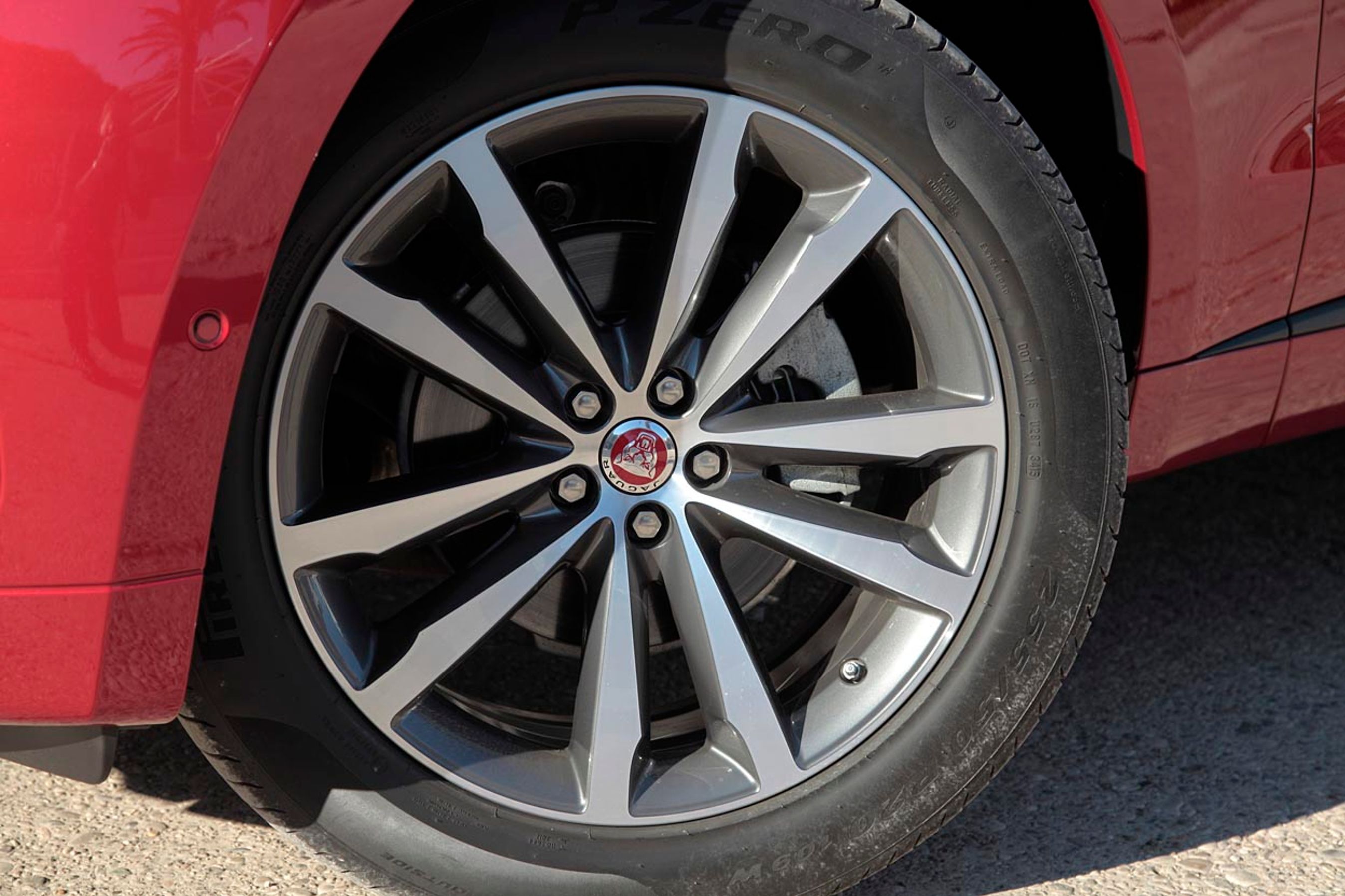 20 tommer-hjul er standard, men du kan også bestille 22 tommer, som Jaguar dog ikke kan levere vinterdæk til.