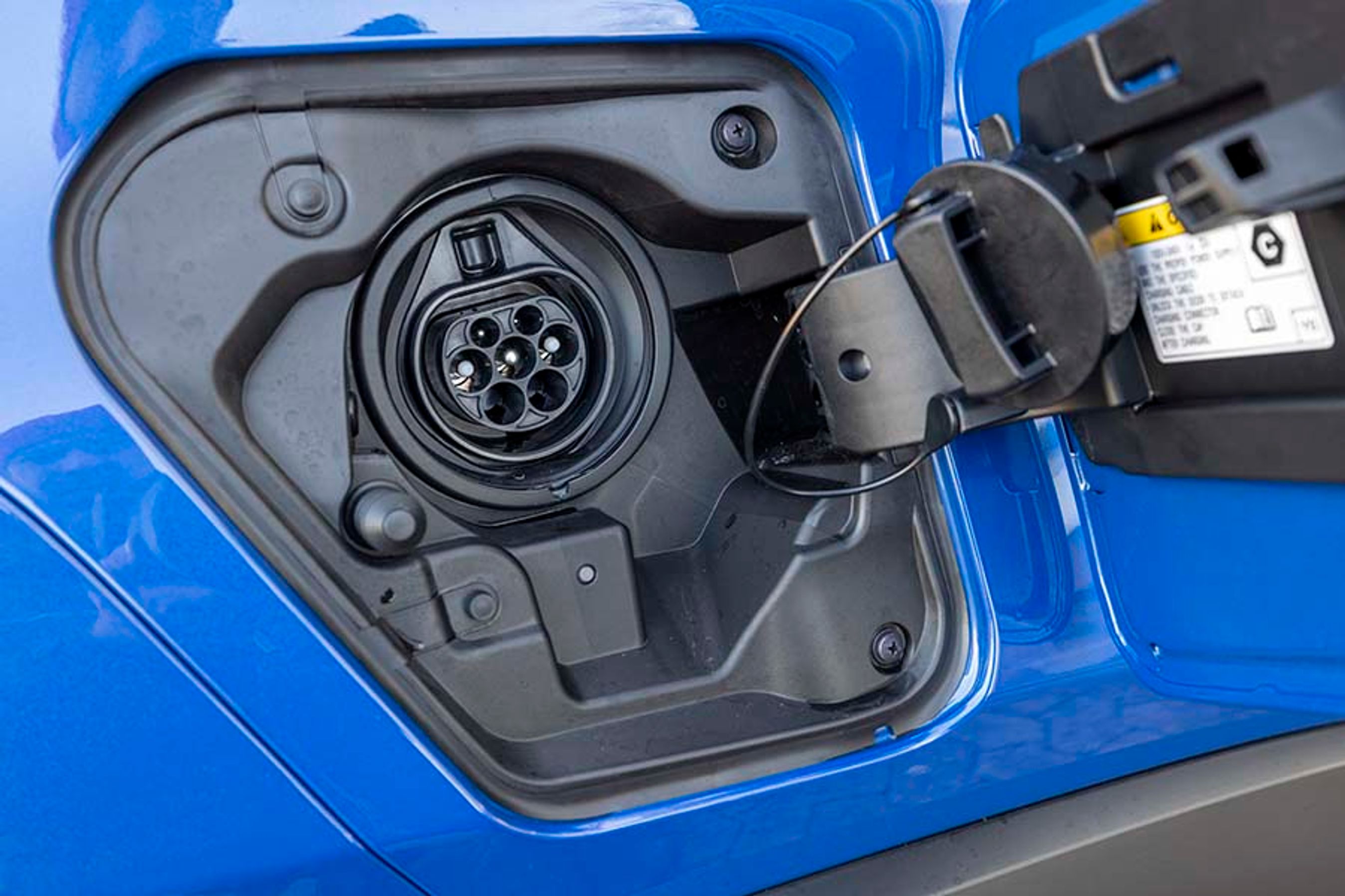 Ladestikket i højre side rummer et Type 2-stik med kun én fase. Det giver langsom ladning hjemme med typisk 3,7 kW, hvilket resulterer i en ladetid på omkring 15 timer.