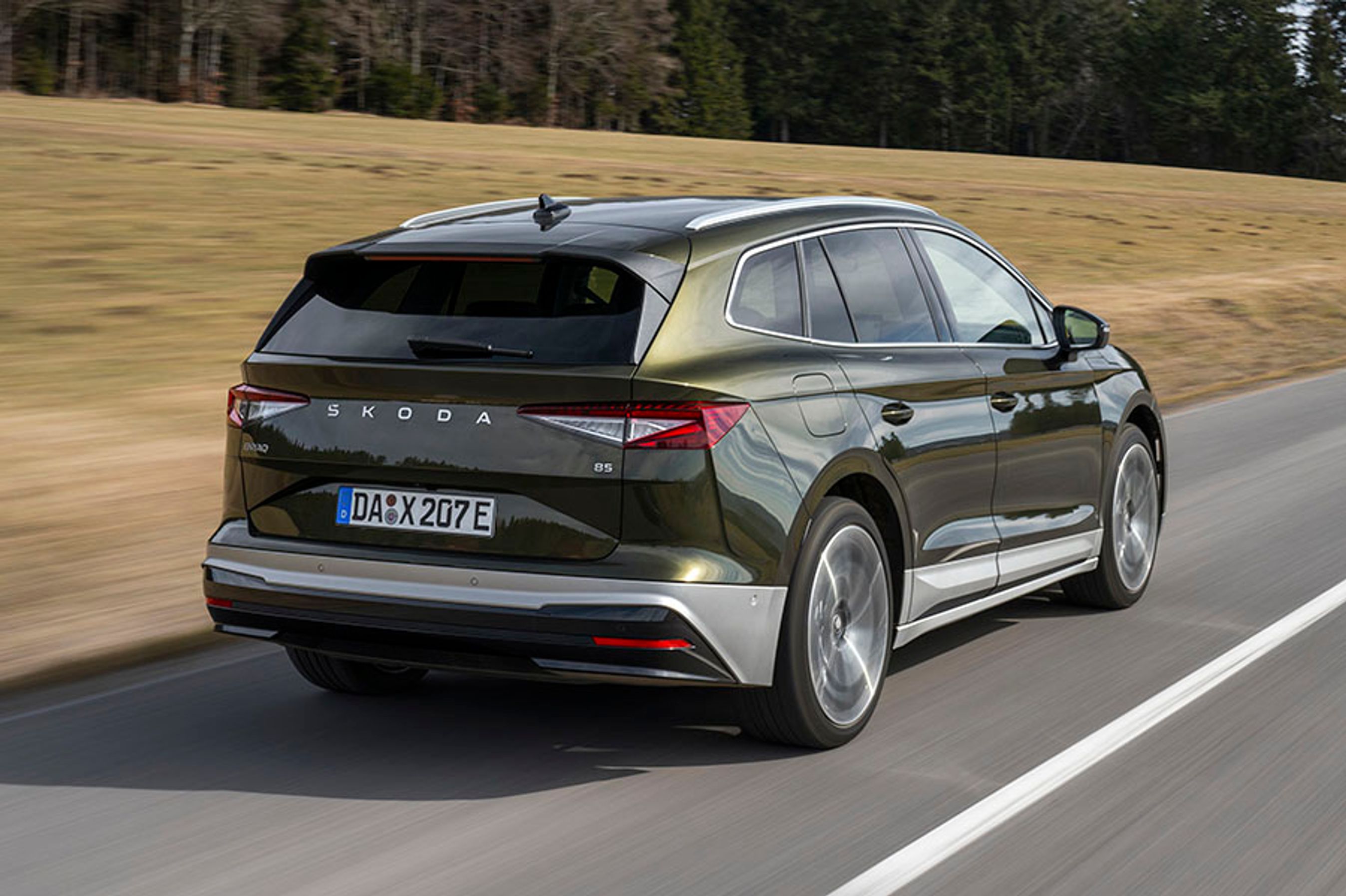 På bagklappen står der nu Skoda i en ny form i en grå-metallic farve. Baglygterne er samtidig nydesignet.