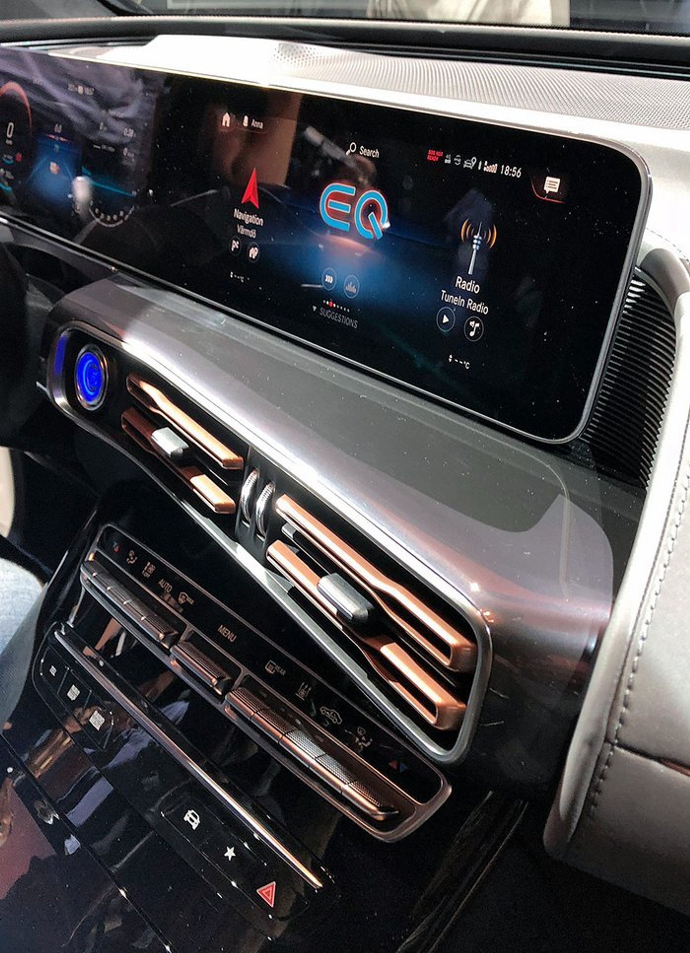 Skærmen midt i bilen.