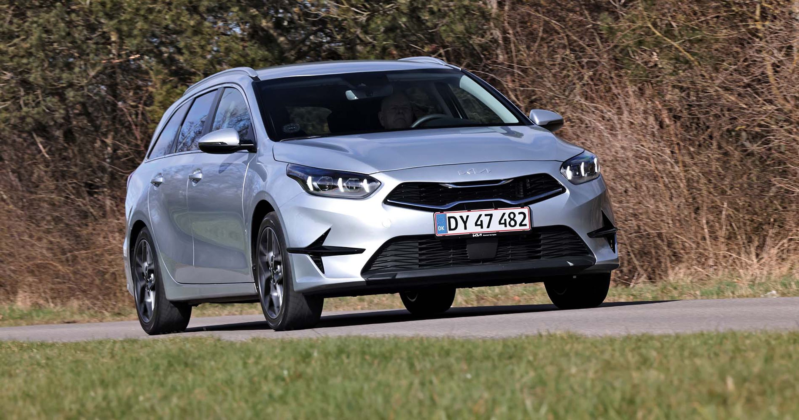 Kia Ceed SW kører på landevej