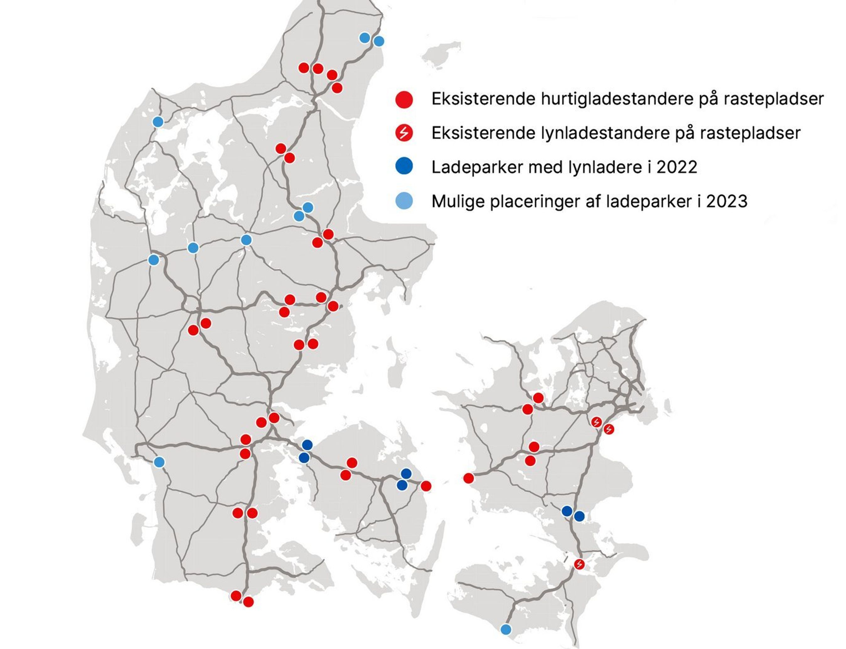 Ved de mørkeblå prikker åbner i 2022 seks større ladestationer.