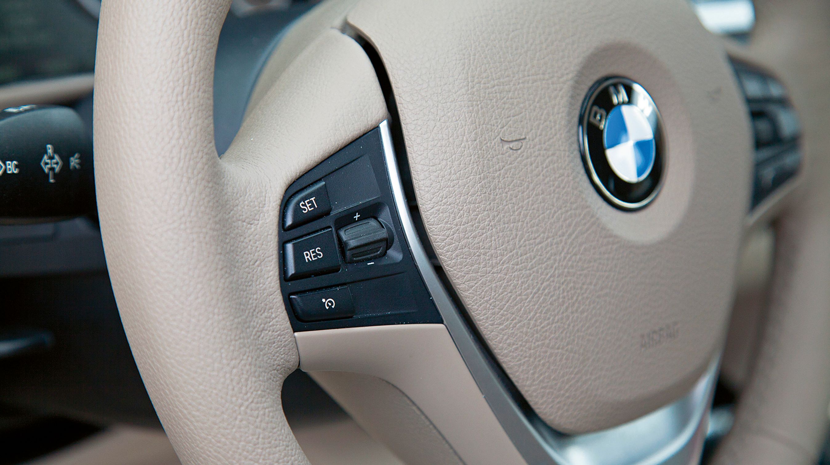 Man kan tilkøbe Drive Comfort-pakken til 22.300 kr., som bl.a. indeholder fartpilot, der betjenes fra rattet.