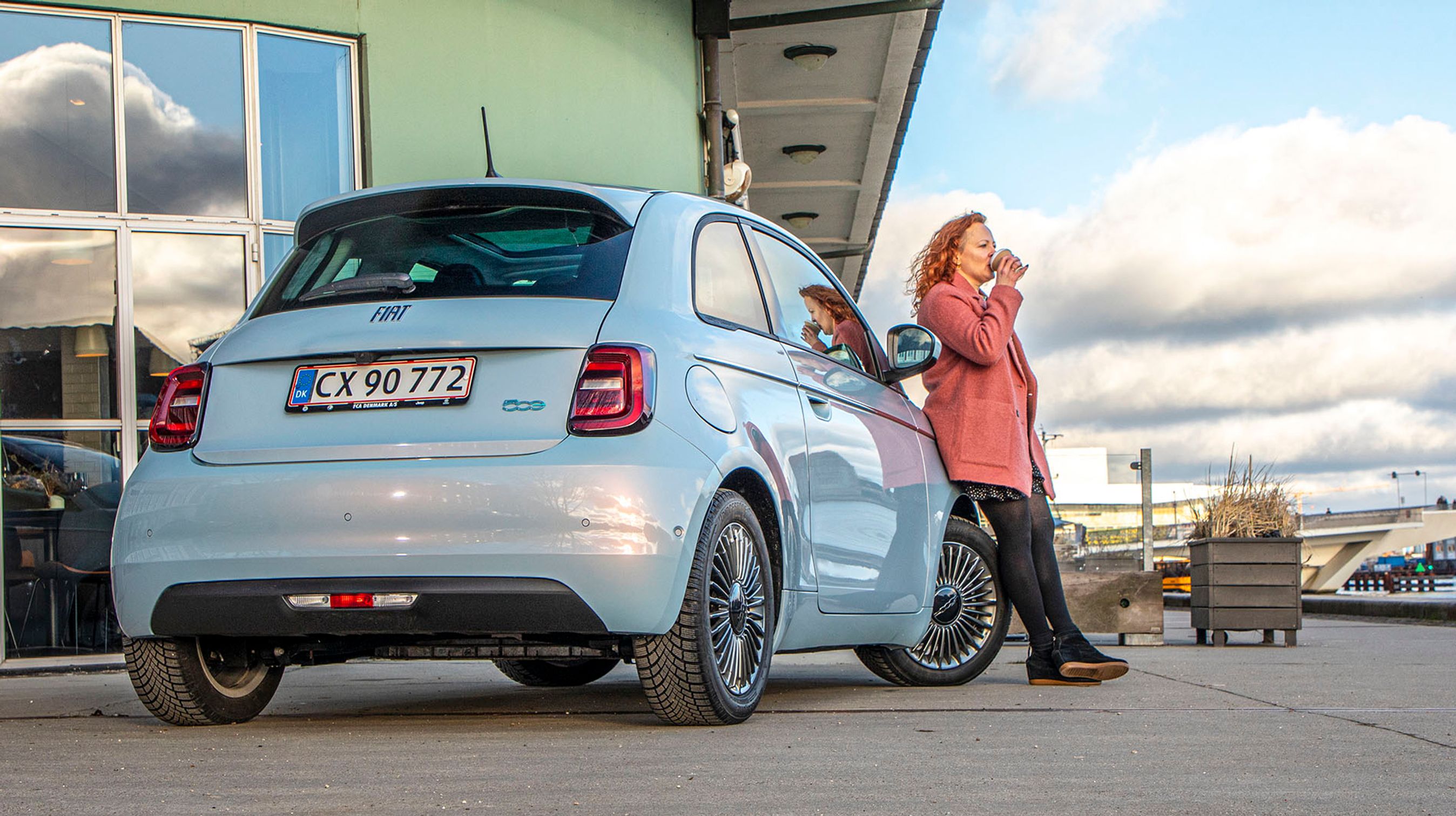 Fiat 500 fås i tre udgaver: Enten denne hatchback med blot to sidedøre, som en tredørs med to døre i højre side, eller som cabriolet, hvor taget er af stof, der kan køres så langt bagud, at bagruden glider med ned.