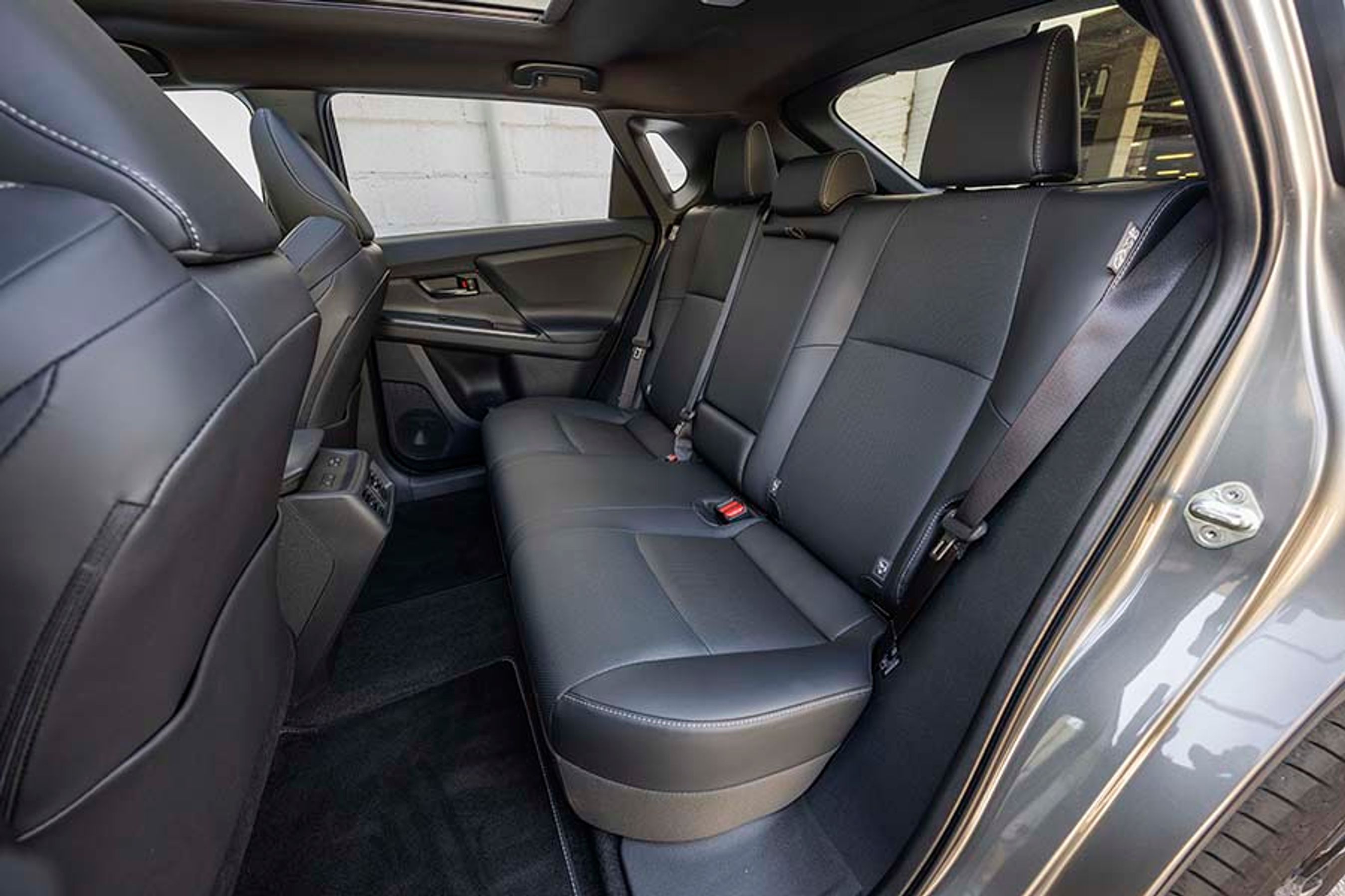 Bagsædets komfort er øget, og en finjusteret affjedring skal gøre det mere komfortabelt at sidde bag i bilen, når vejen er ujævn. Der er friskluftdyser og strømudtag mellem forsæderne.