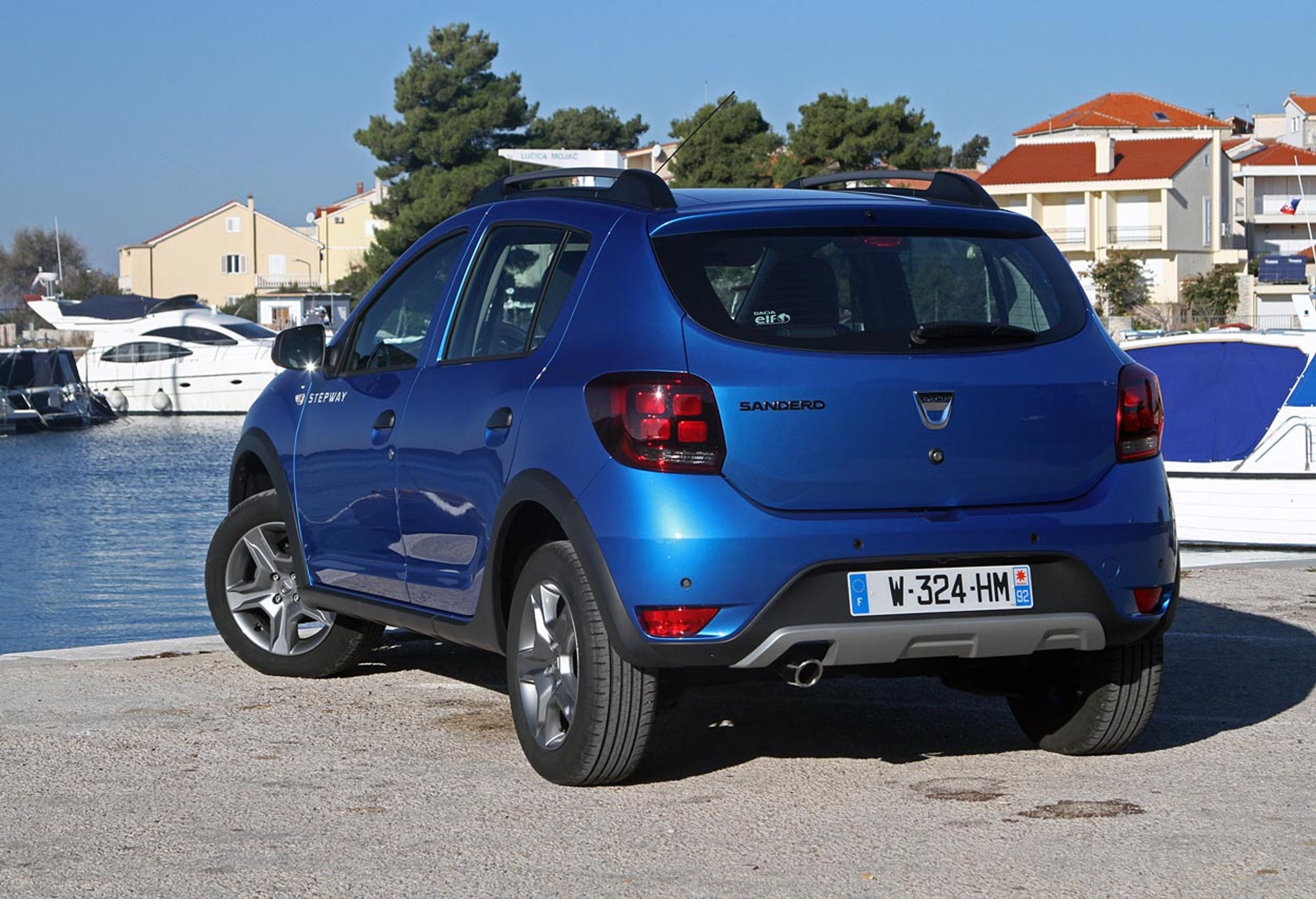 Bagtil begrænser fornyelsen sig til nye lygter. Billedet viser Stepway-versionen, der trods høj merpris er blevet ganske populær.