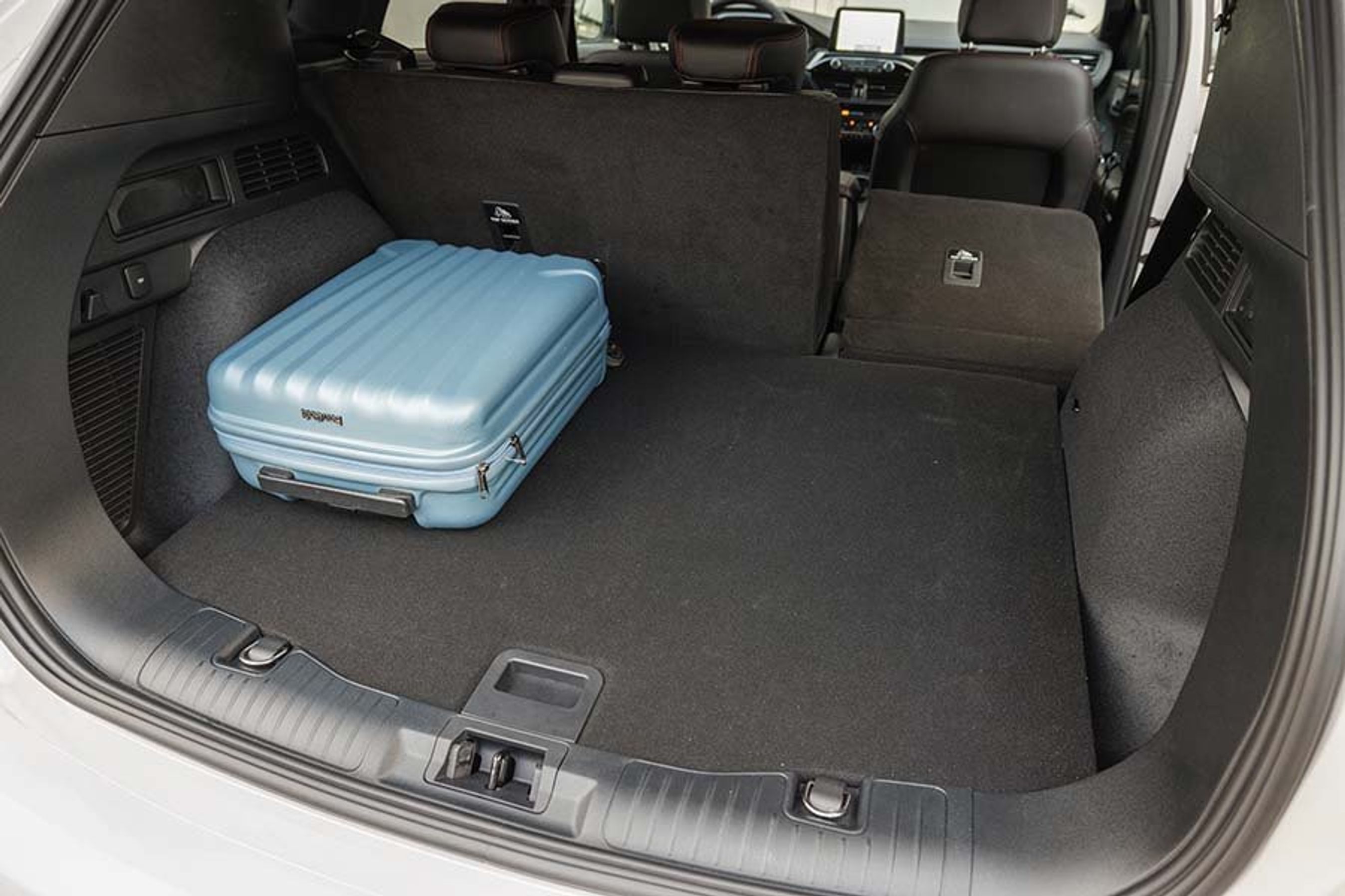 Bagagerummet i Ford Kuga med blå rejsekuffert