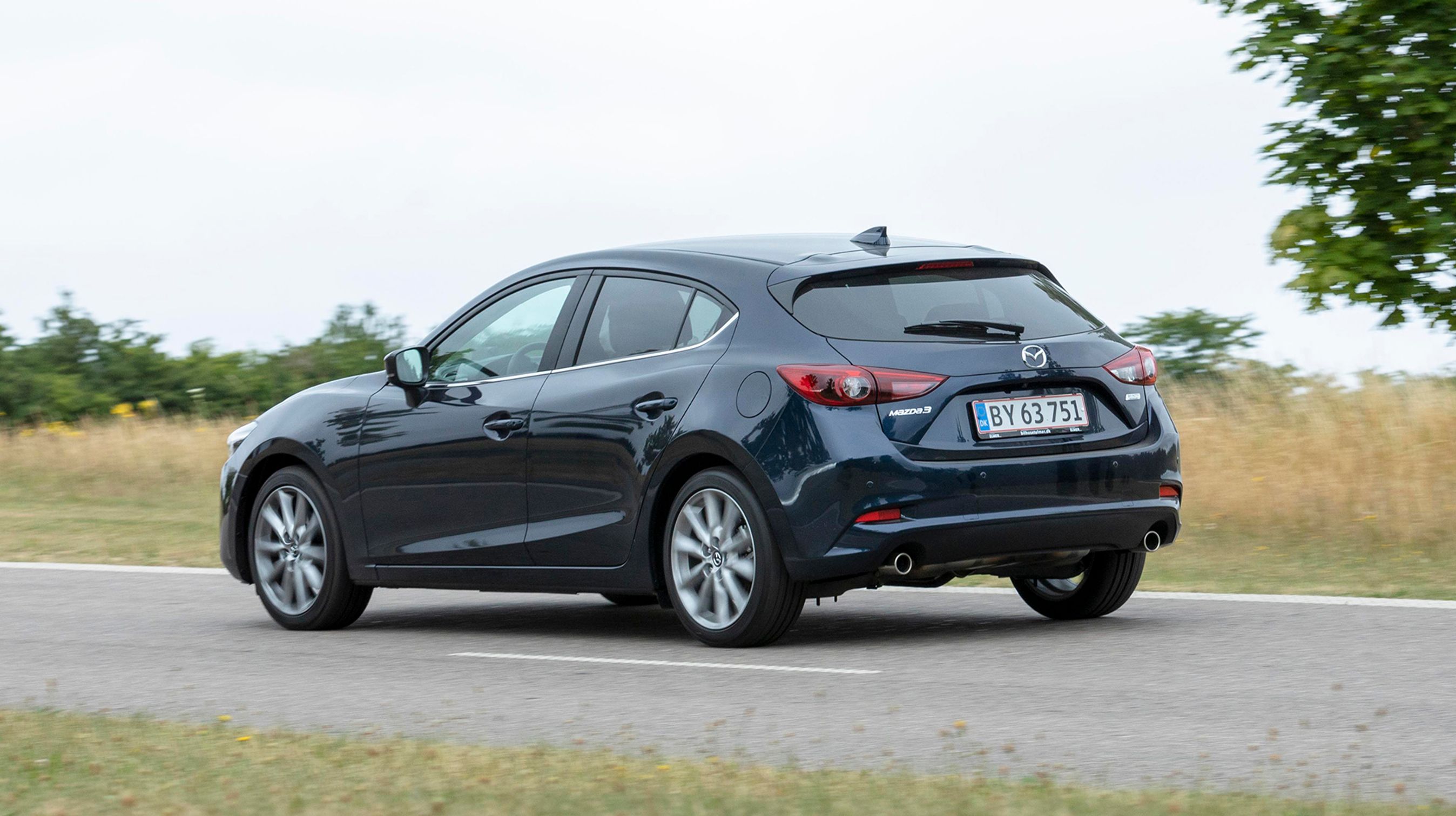 Mazda 3 har en del år på bagen, men designet er stadig skarpt og friskt. Vi har her testet den i topudgaven, Optimum med benzinmotor og automatgear.