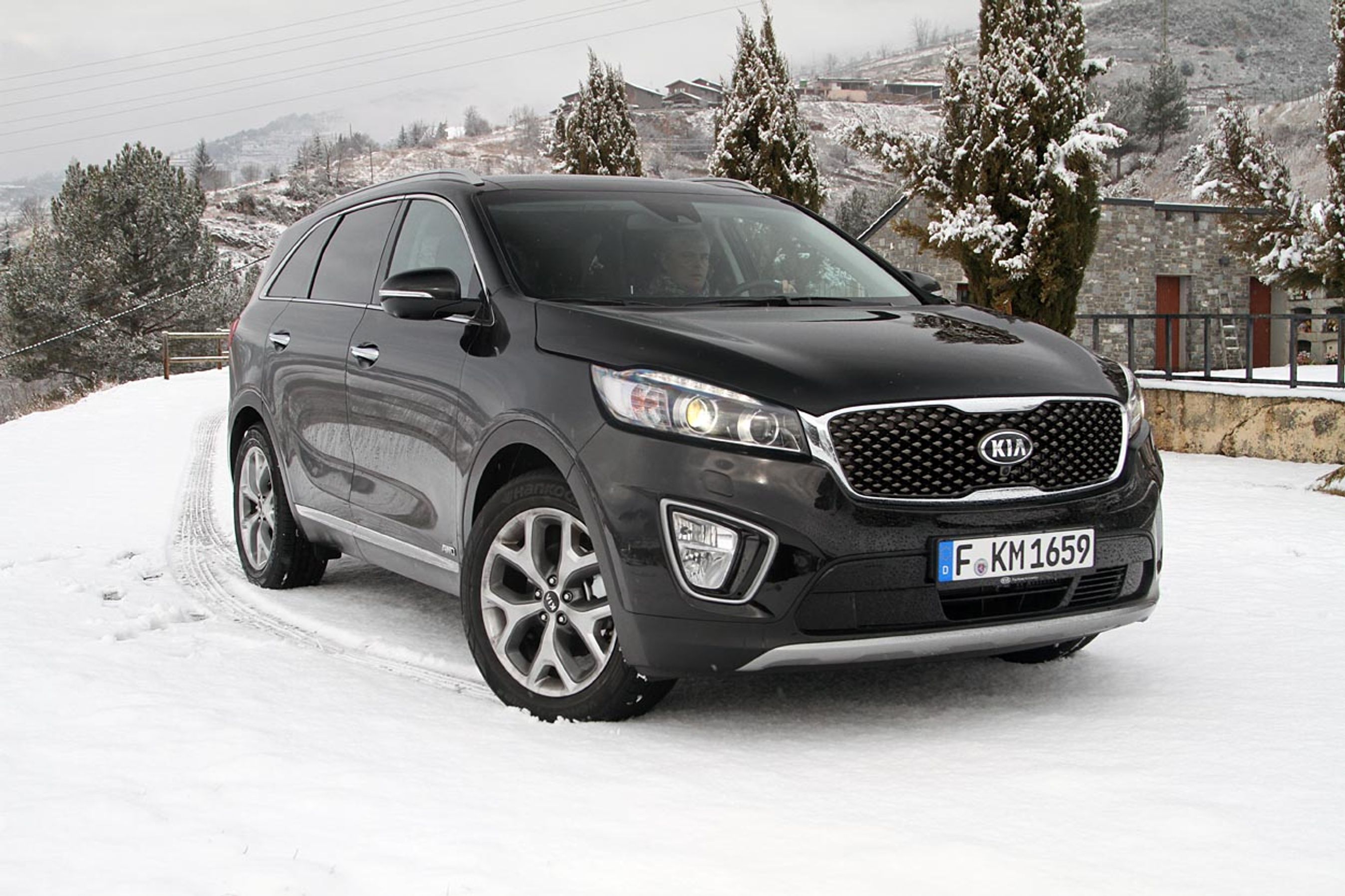 Kia Sorento i tredje generation er frisket fint op uden at vække opmærksomhed. Det udvendige design er skabt i Sydkorea med sigte på amerikanske kunder, som aftager langt, langt de fleste Sorentoer.