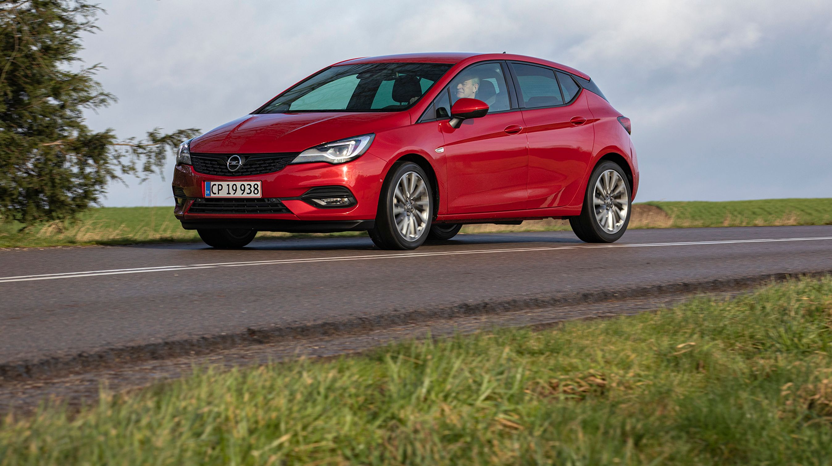 Fortil har Astra fået få ændringer på fronten, den sorte front på testbilen er dog ikke standard. Det er LED-forlygter derimod. Vi vil dog anbefale at opgradere dem til adaptive forlygter for 19.000 kr.