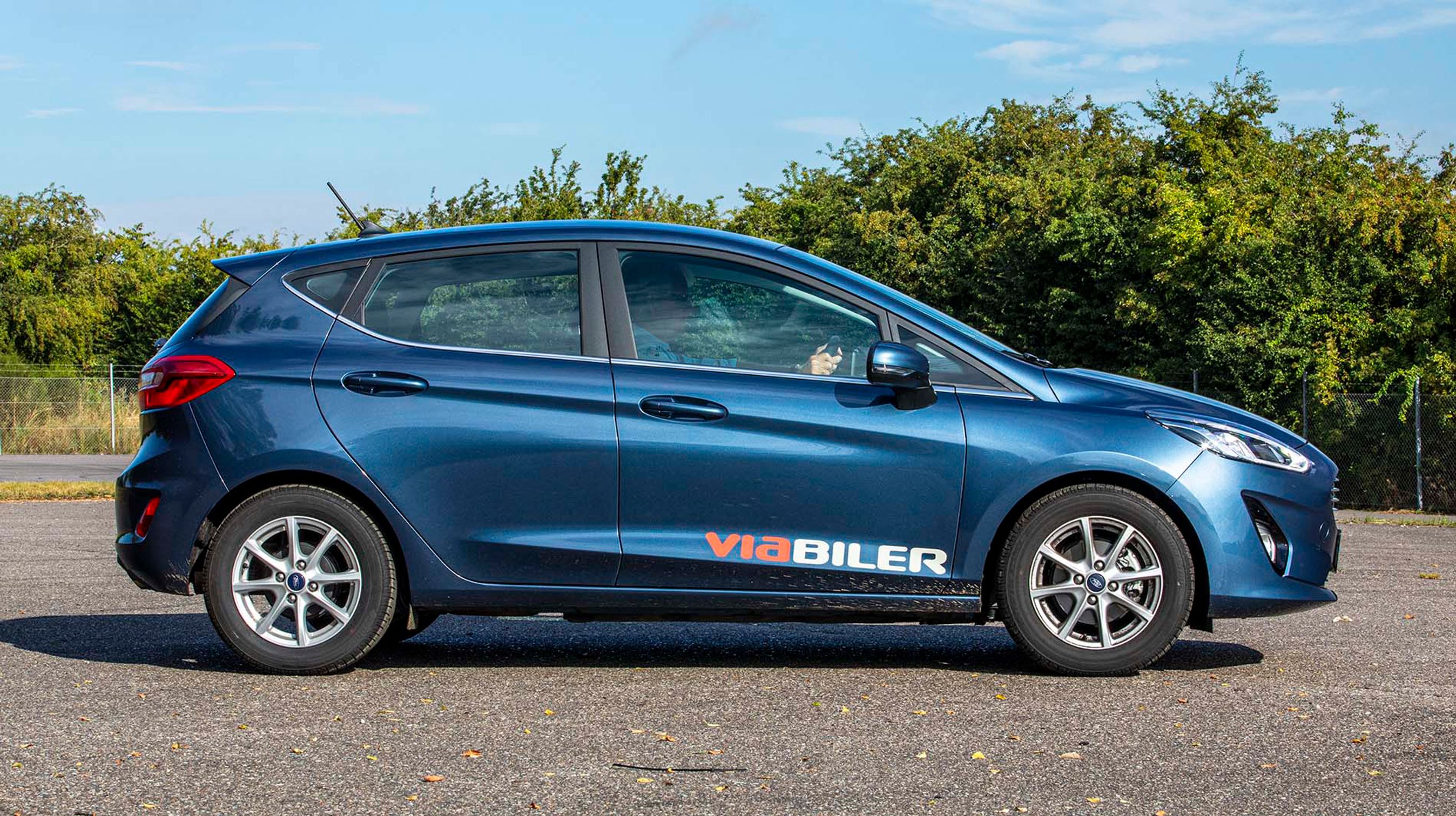 Titanium-udgaven af Fiesta er udstyret med 15-tommer letmetalfælge og kromlister langs vinduerne. Bemærk de fire sideruder – flere af konkurrenterne har kun to ruder i hver side.