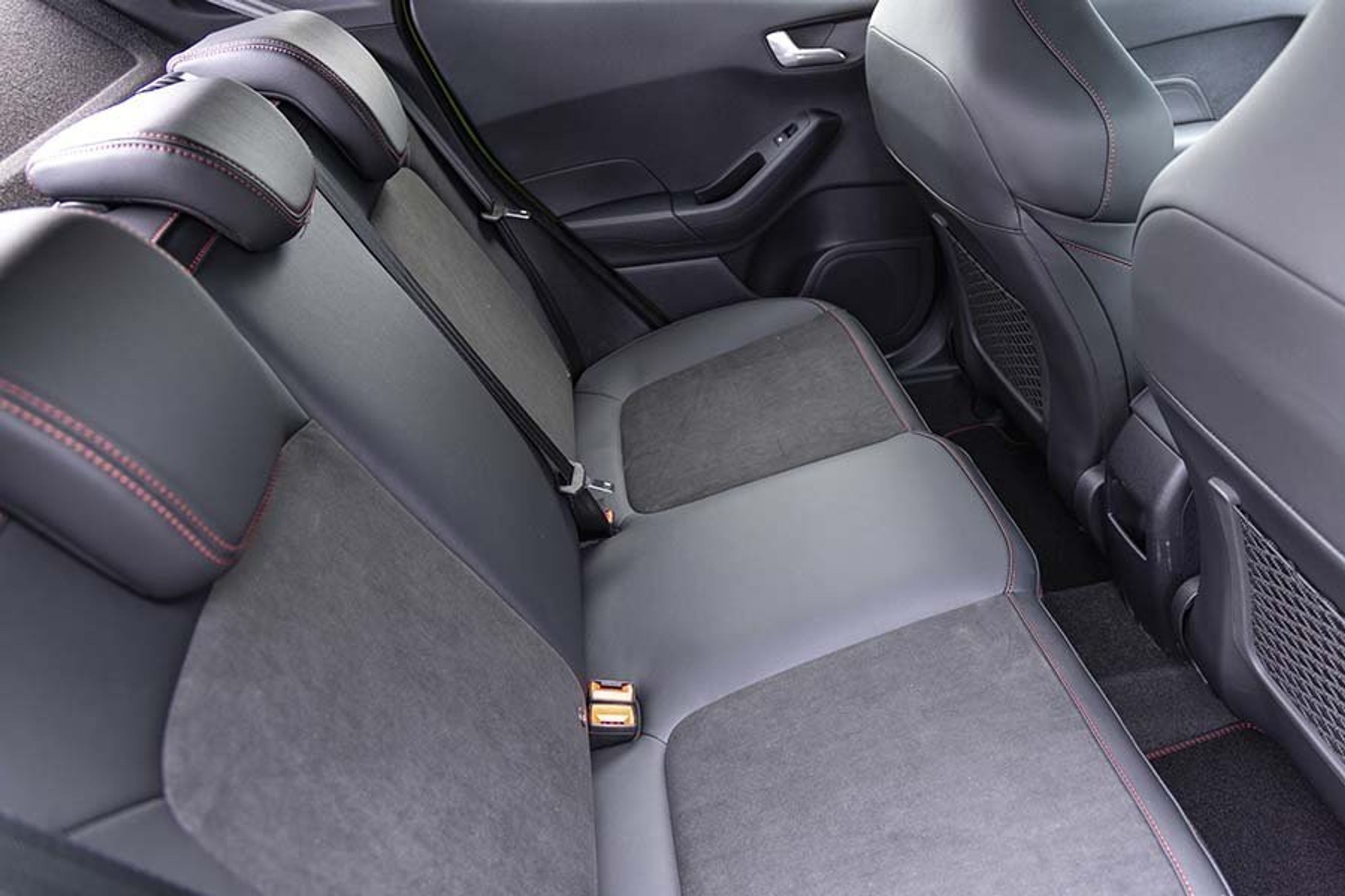 Billede af bagsædet i en Ford Fiesta ST-X