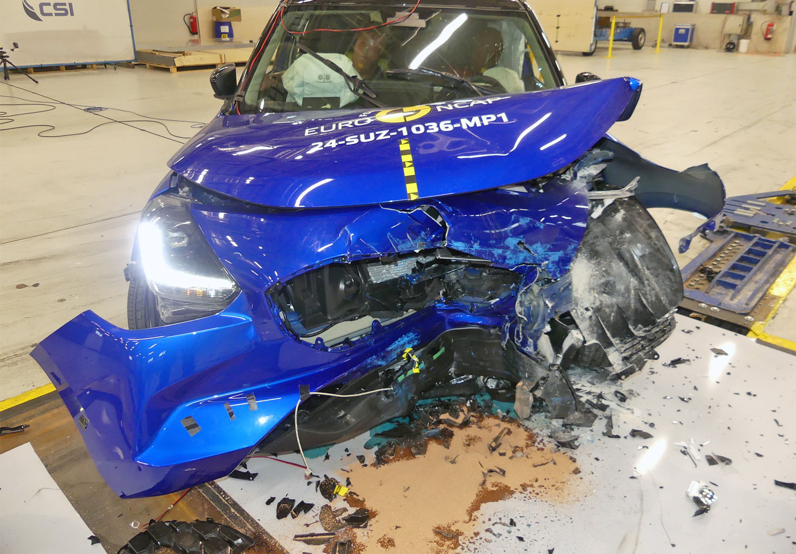 Smadret blå bil set lige forfra. 