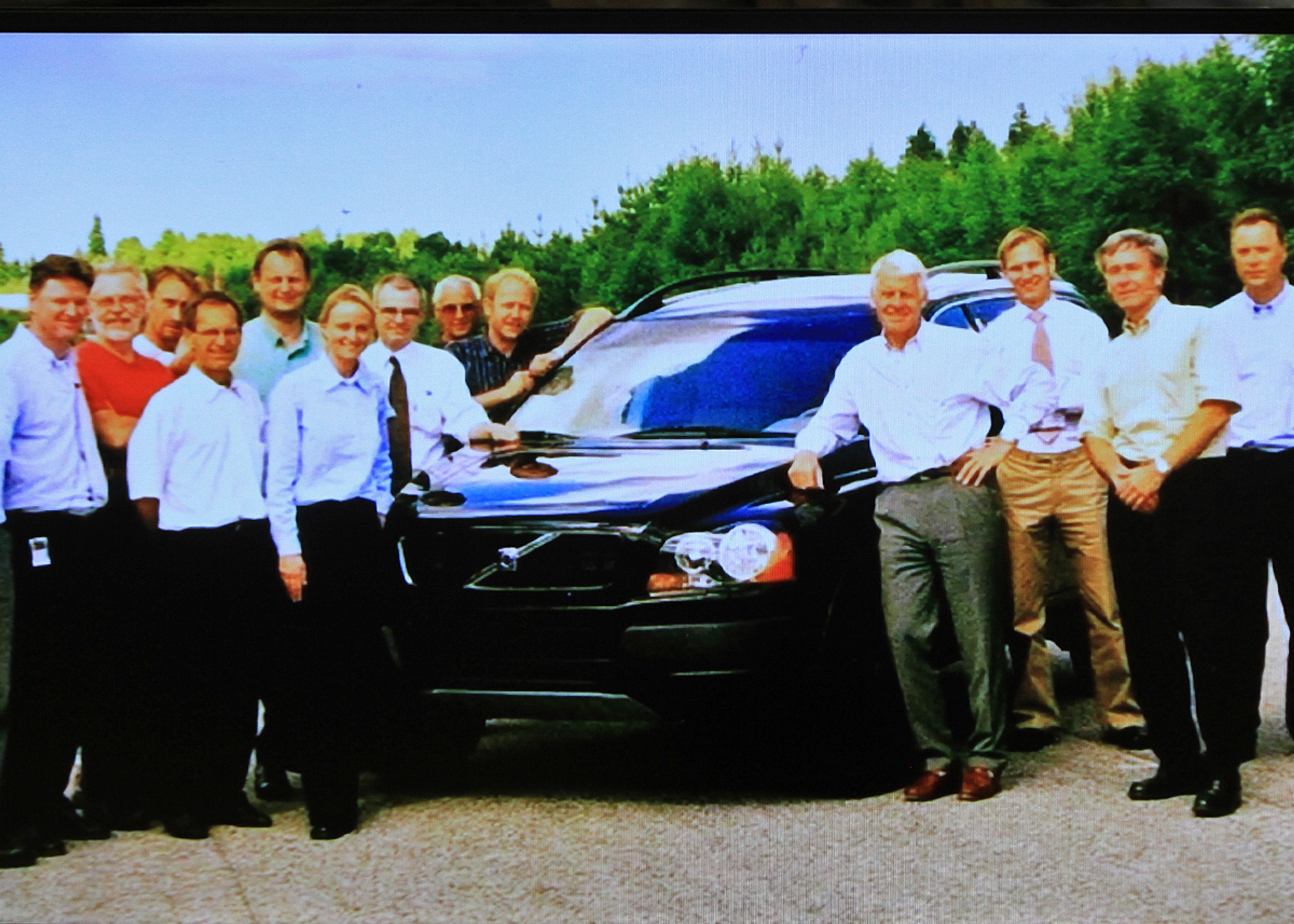 Projektteamet og Volvos ledelse med "vinderbilen".