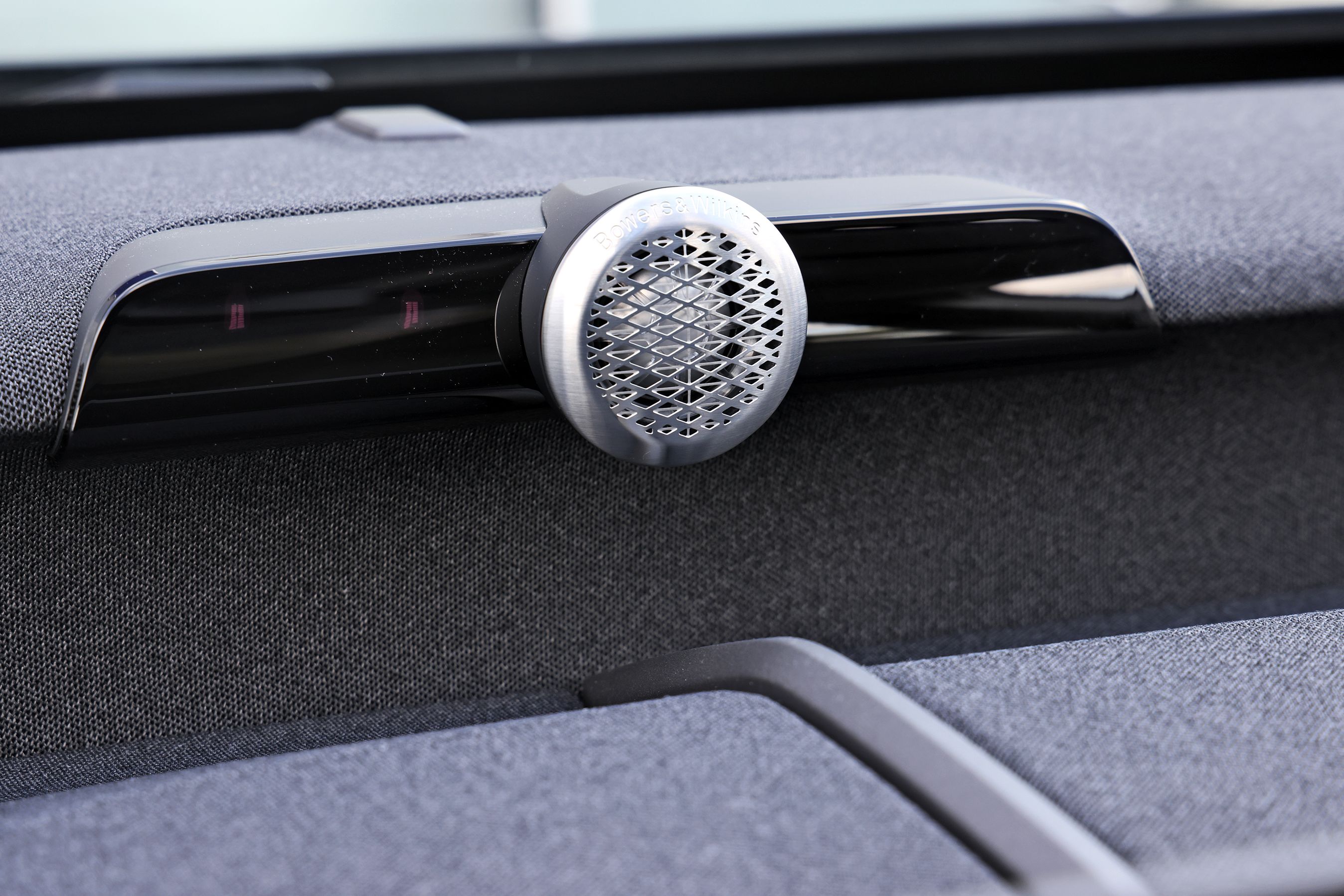 Volvo EX60: Bowers & Wilkins-højttaler integreret i instrumentbordet