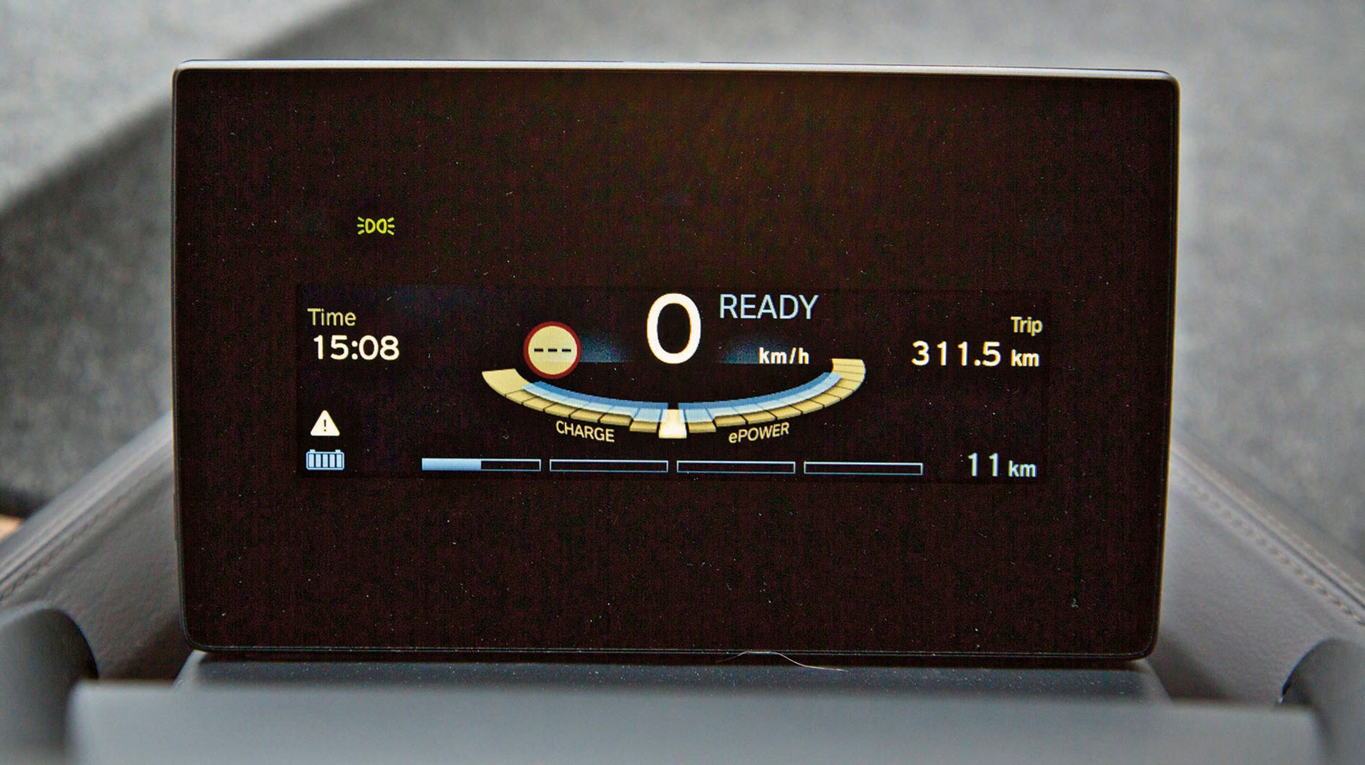 Instrumenthuset er prisværdigt tydeligt med et stort speedometer placeret lige i midten.