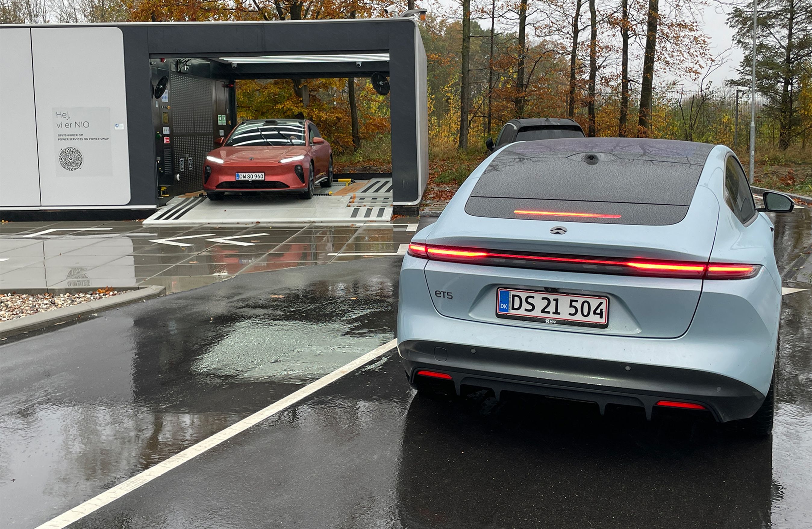 Blå Nio foran batteriskiftestation.