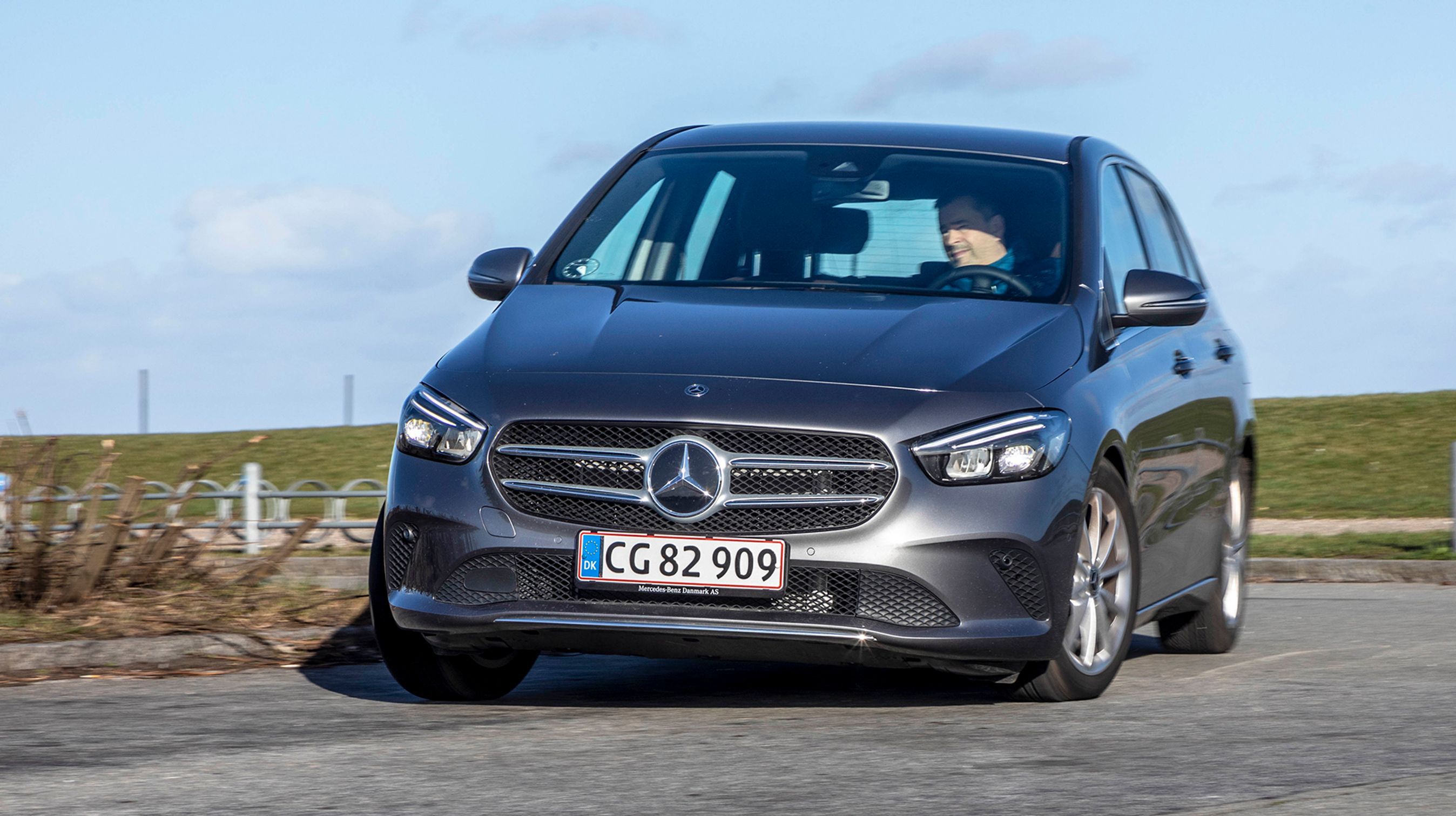 Den nye B-klasse kan kendes på de smarte forlygter med vandret LED-kørelys. Generelt er modellen mere svingglad end god til at køre ligeud, så søger du en langtursmodel, skal du søge andetsteds.