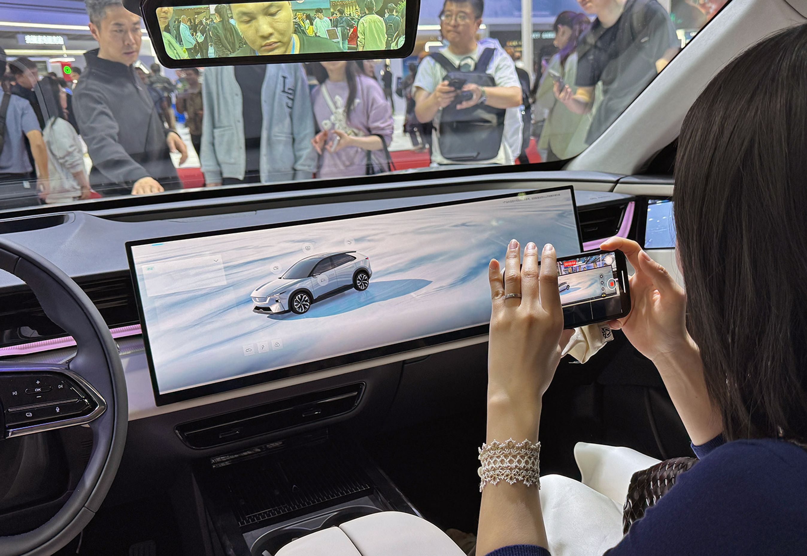 Mazda EZ-60 har denne kæmpeskærm, der både dækker midten af instrumentbordet og passagerens side.