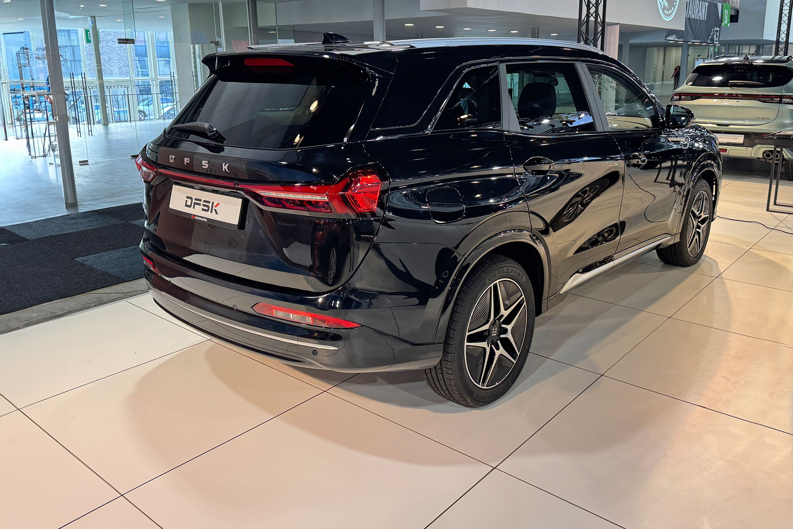 Sort Navor E5 skrået bagfra.