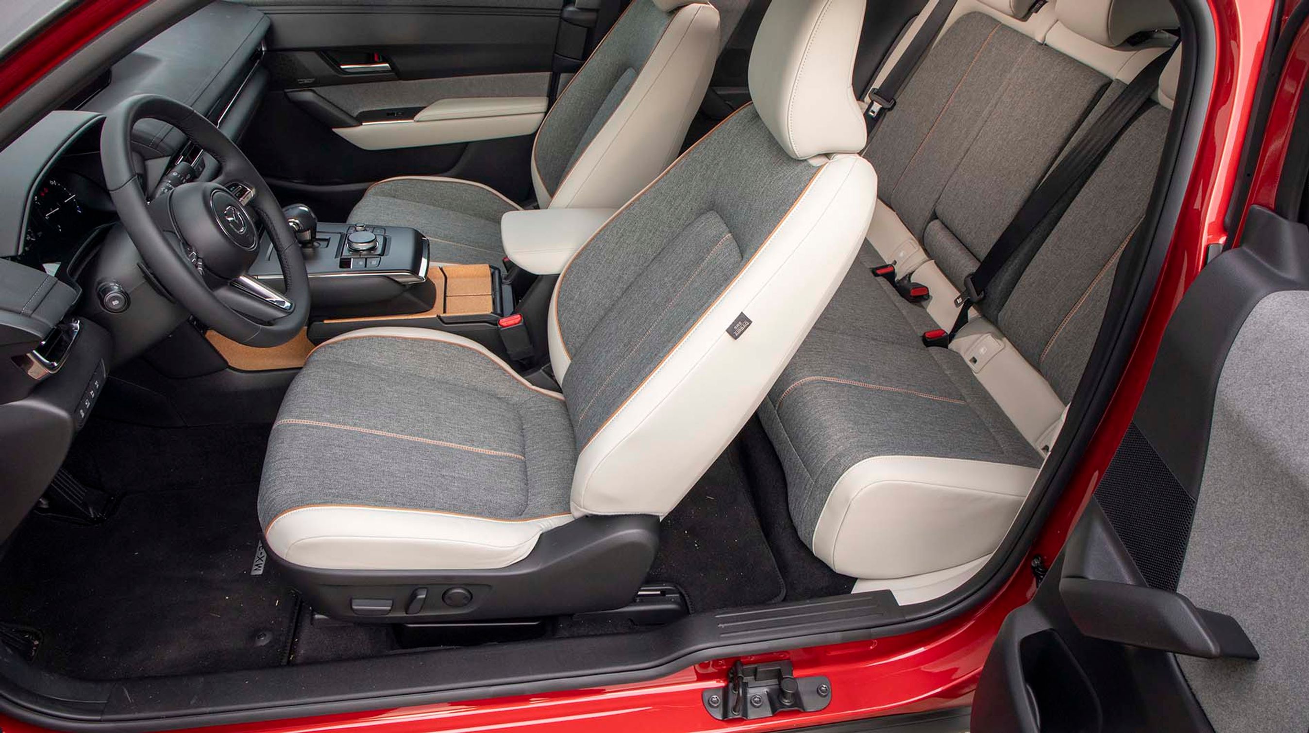 Fordørene kan åbne i en vinkel på 90 grader, og Fordørene kan åbne i en vinkel på 90 grader, og bagdørene er hængslet bagest, så begge døre tilsammen skaber en pæn stor adgang til kabinen.bagdørene er hængslet bagest, så begge døre tilsammen skaber en pæn stor adgang til kabinen