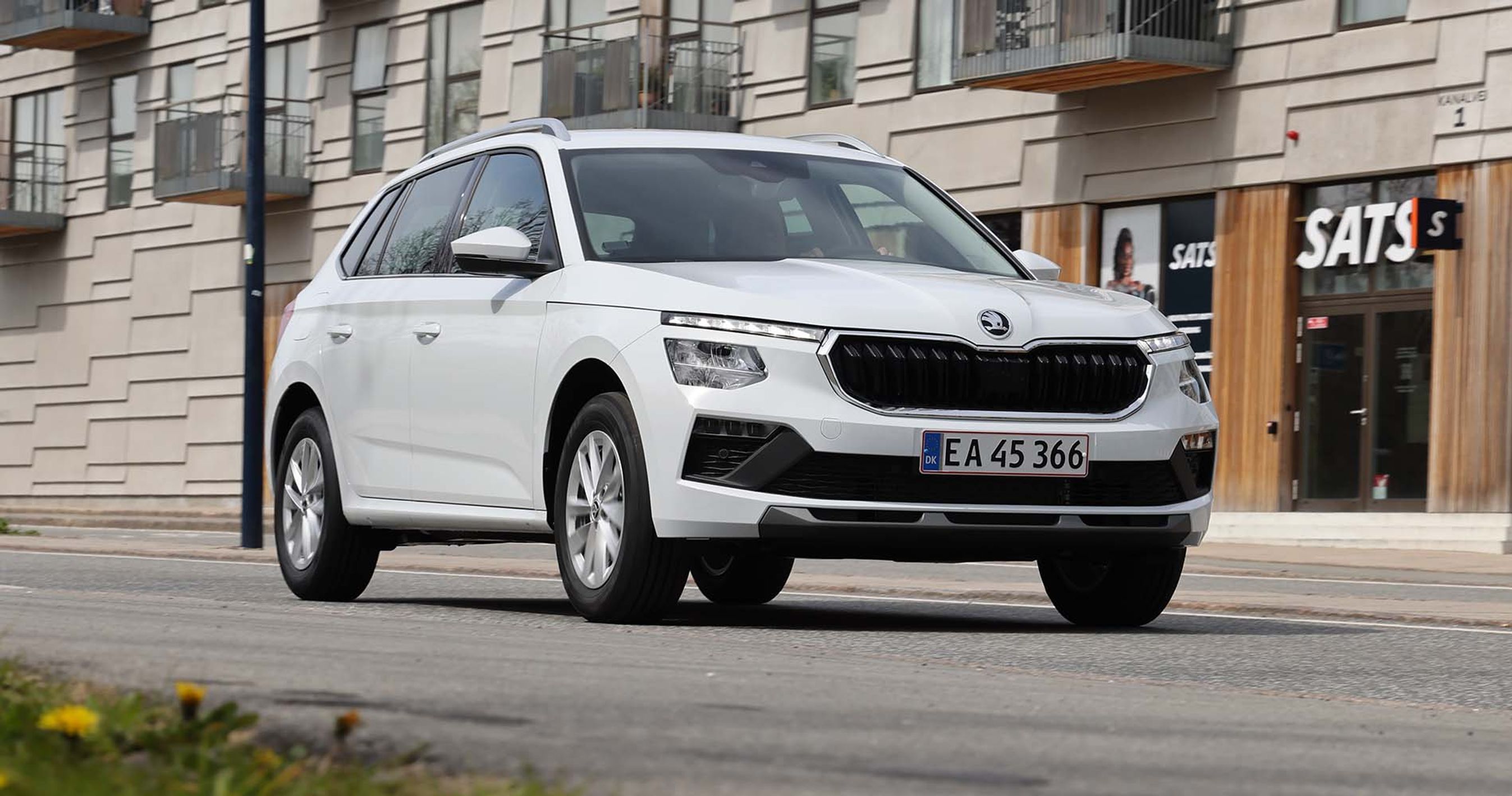 Skoda Kamiq set forfra foran en bygning