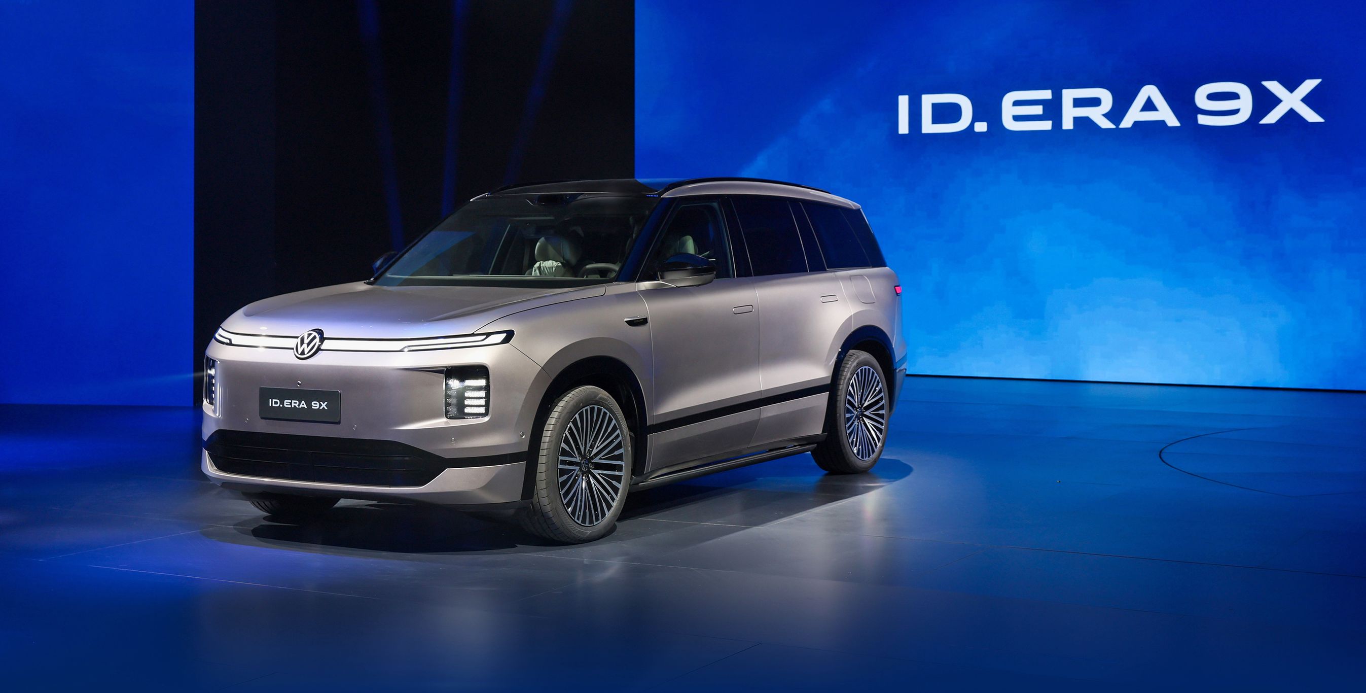 Stor SUV kaldet ID. Era 9X på blå scene.