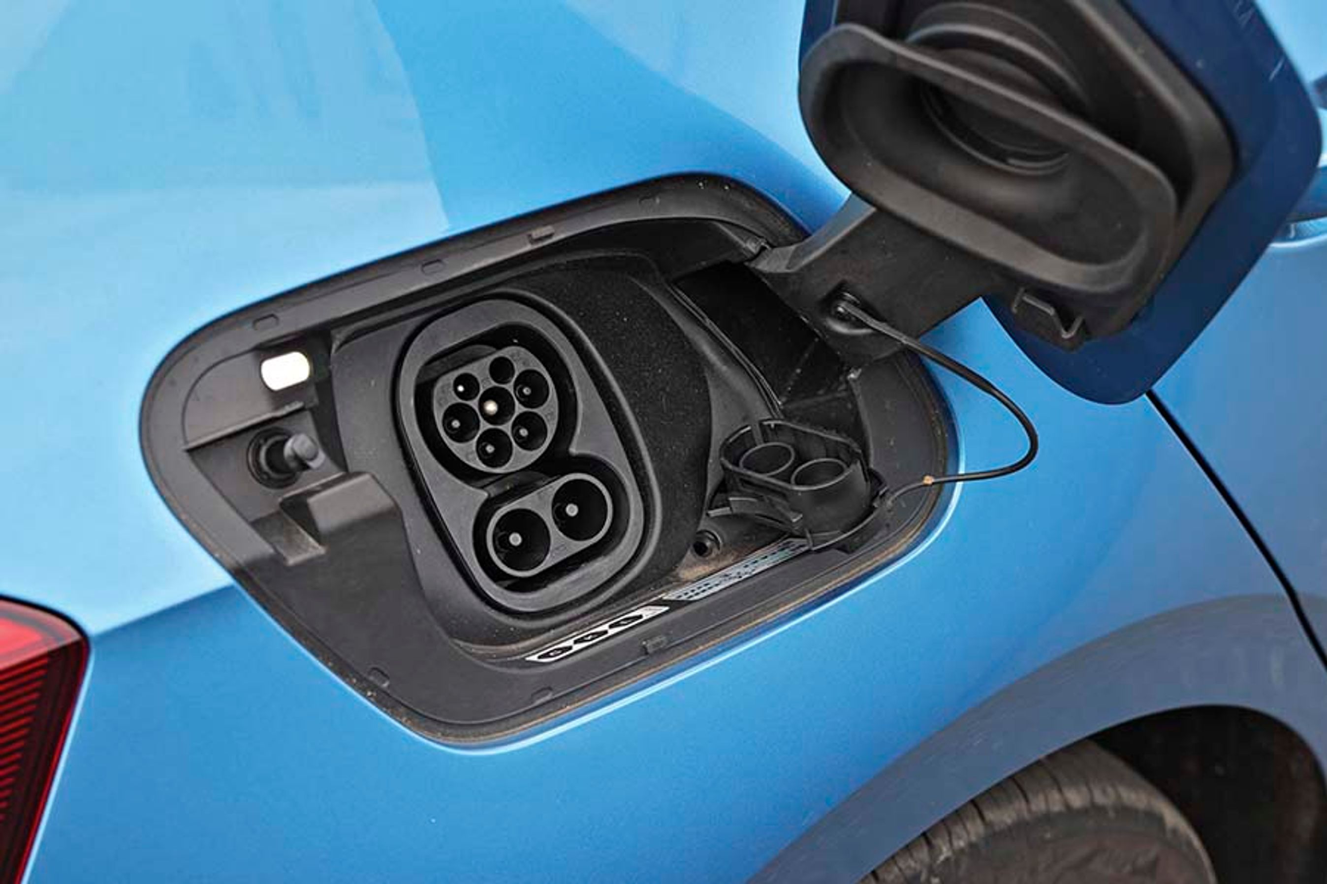 Ladestikket er placeret ved højre baghjul. Hjemme kan bilen nu lades med tre faser og op til 11 kW. Klappen til ladestikket har indbygget tætninger.