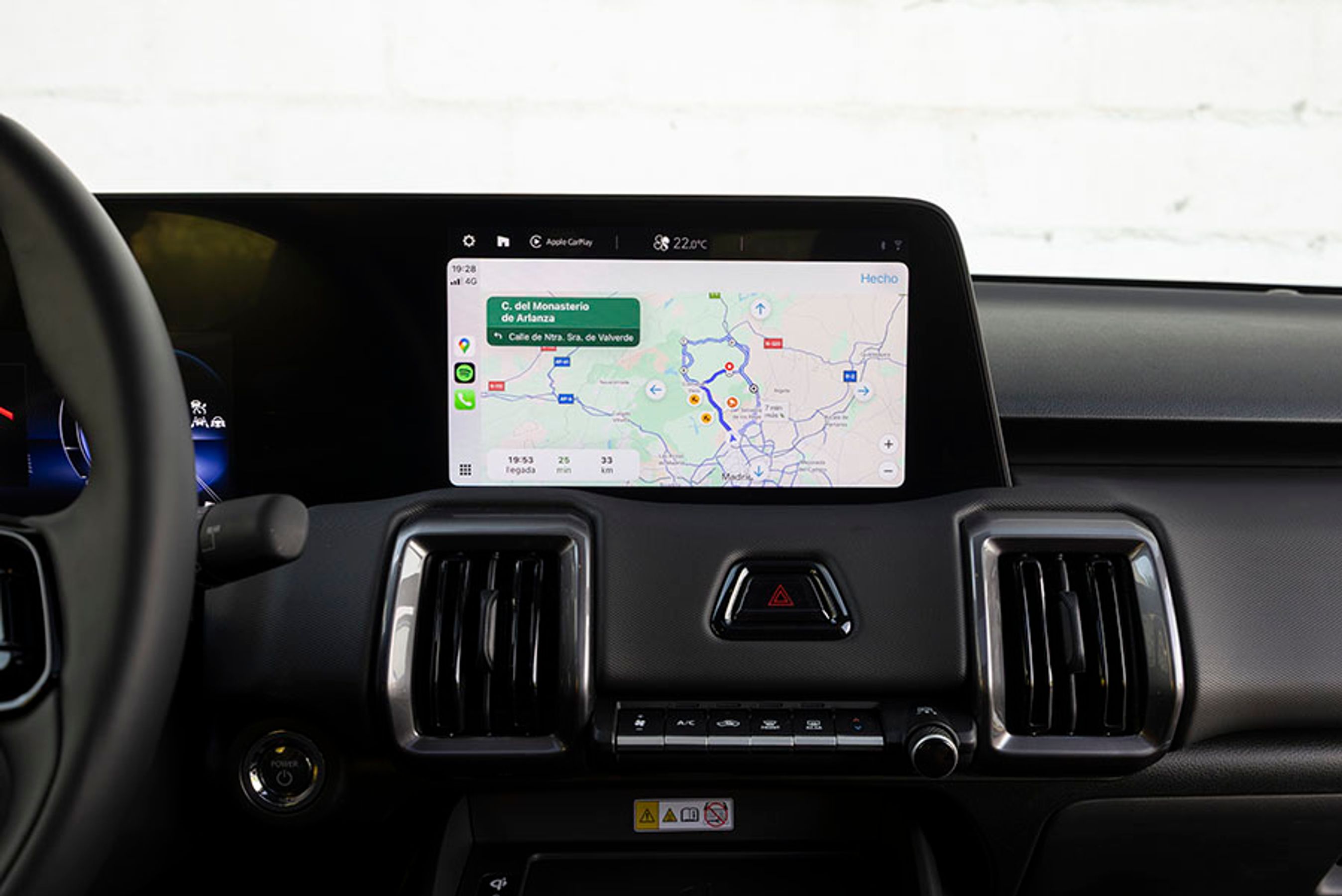 Den midterste skærm er på 10,1” og byder foruden et fabriksmonteret navigationsanlæg også på muligheden for at spejle mobiltelefonen ved hjælp af Apple CarPlay eller Android Auto.