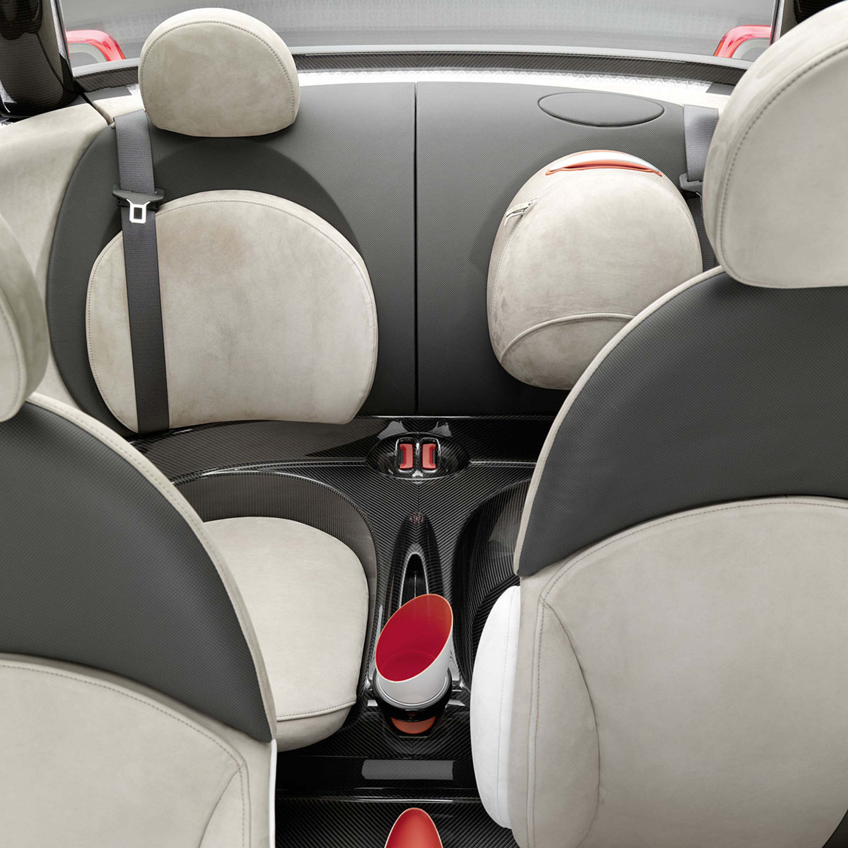 Sådan ser 3+1 konceptet ud. Højre bagsæde er nogenlunde almindeligt, og benpladsen bliver fornuftig, når forsædepassagereren kører sit sæde frem. Bag føreren er det vel kun et nødsæde.