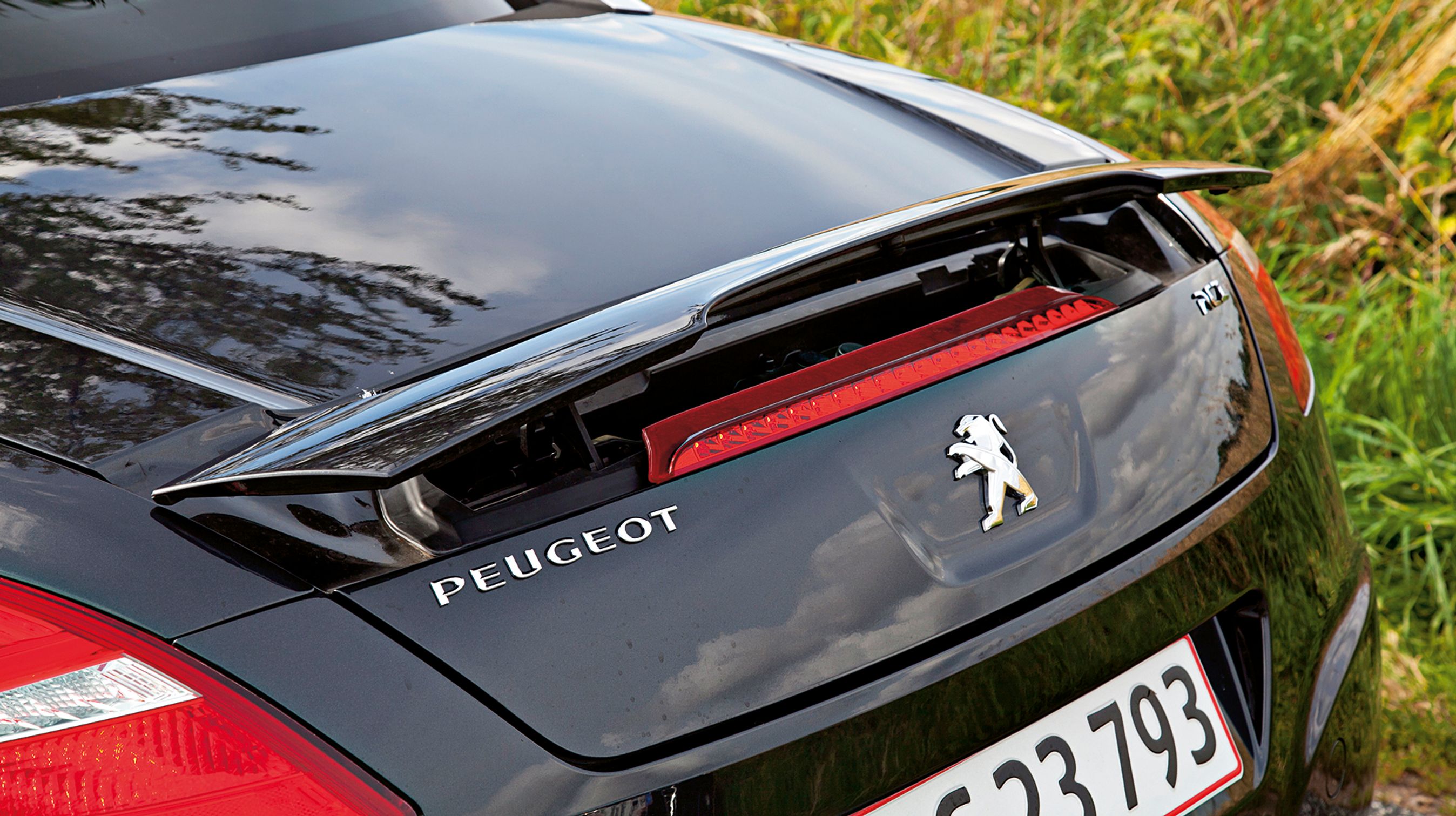 Hækspoileren kører op i to trin afhængigt af hastigheden, men kan også løftes ved et tryk på en knap.