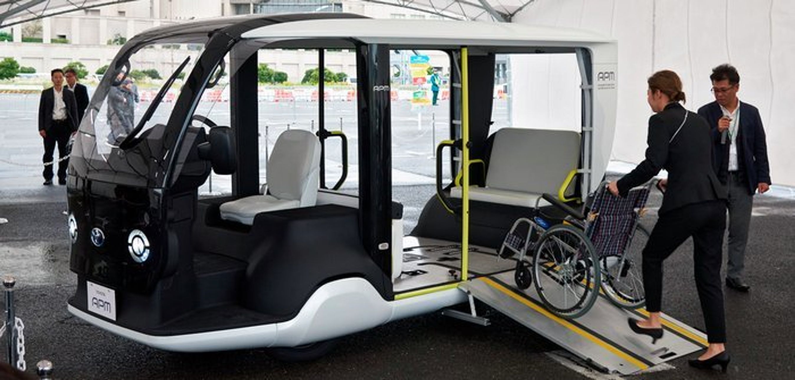 Den elektriske minibus kan transportere op til fire sportsudøvere ved OL. Den kan medbringe en kørestol, når den også skal bruges under De Paralympiske Lege.