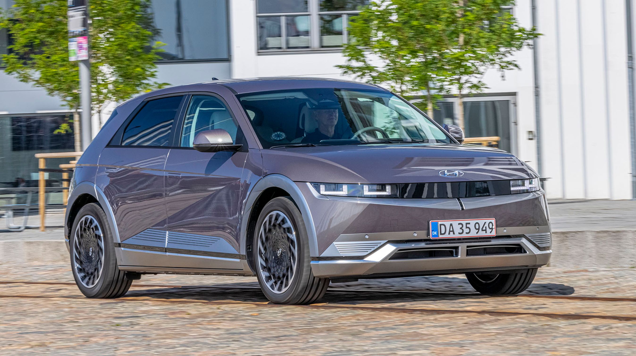 Designet på Hyundai Ioniq 5 er virkelig iøjefaldende, og det er en bil, der vækker opmærksomhed på vejen. Prøv f.eks. at se de firkantede diodelys i forlygterne.