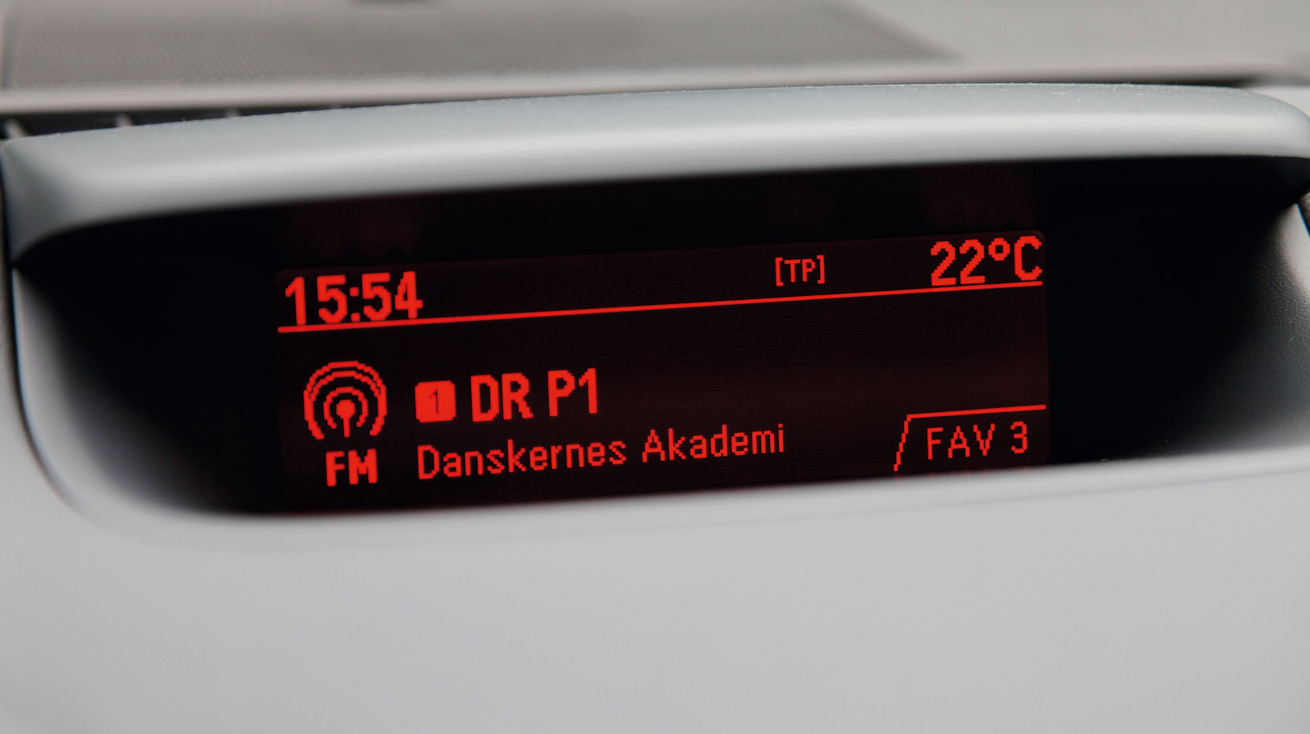 På toppen af instrumentbordet ses et tydeligt display med alle oplysninger om radio og klimaanlæg.