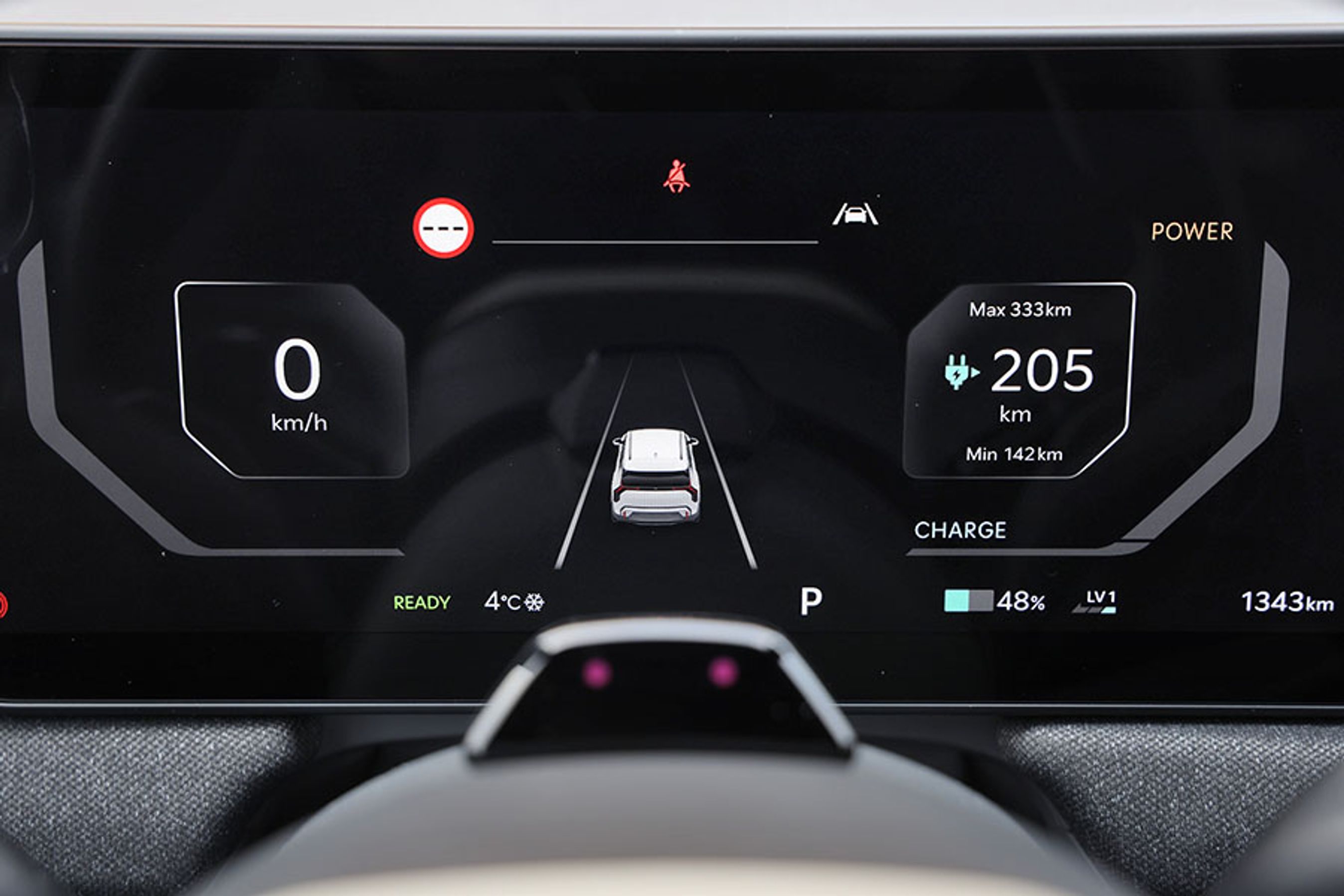 Det store display i instrumenthuset kan vise flere informationer i midten, mens hastigheden altid står til venstre. Alle menuer er på dansk, og det er let at forstå menuernes funktioner.