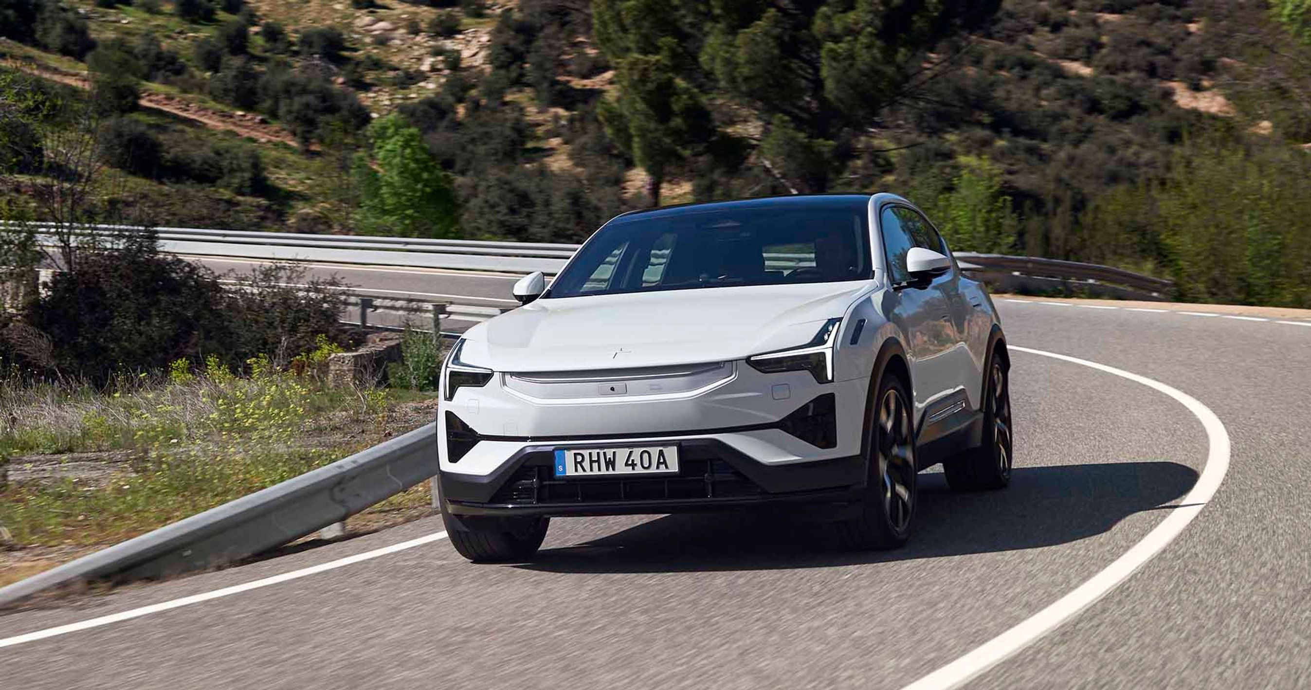 Hvid Polestar 3 kører i et sving