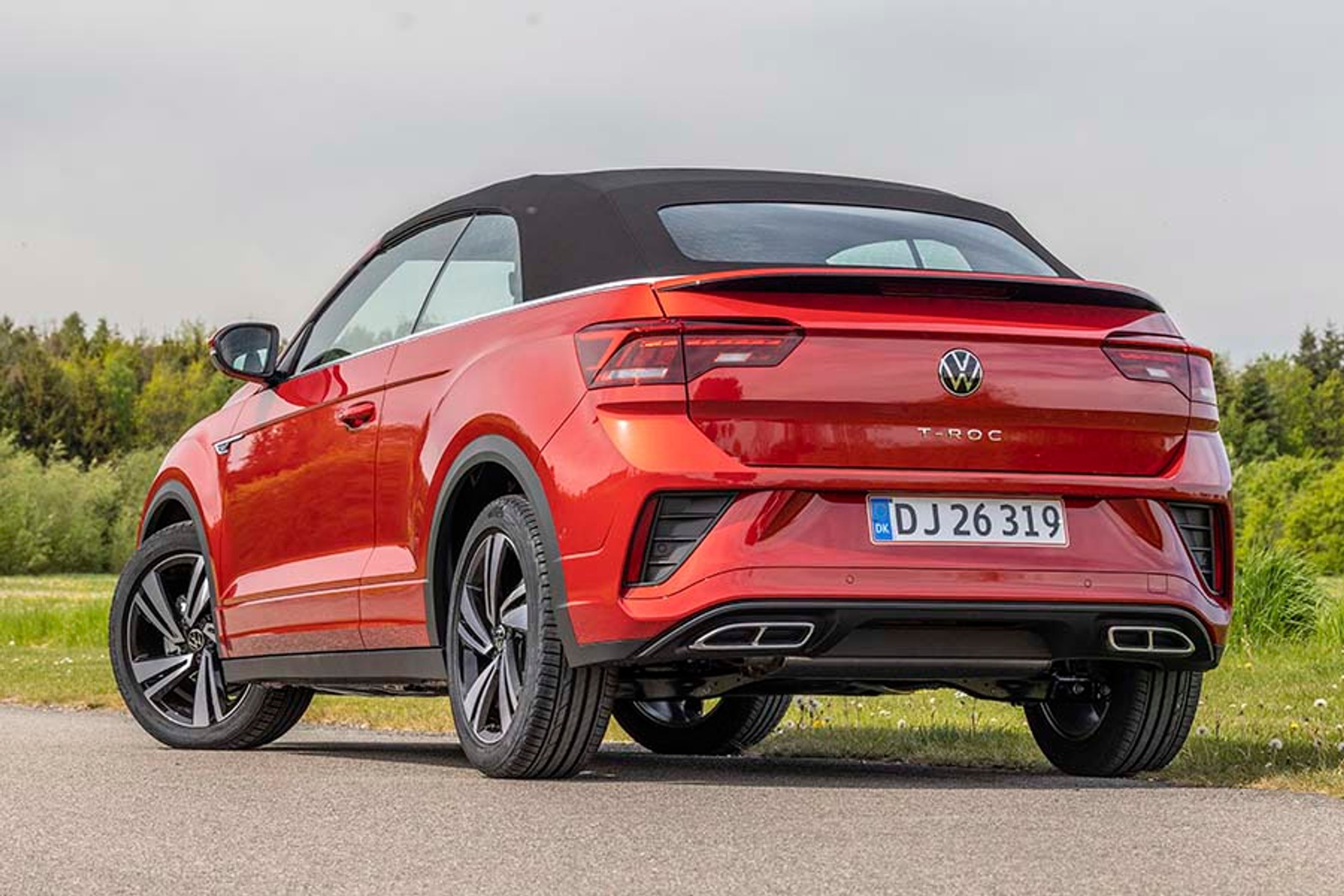 Skråt bagfra er udsynet ikke optimalt, men fordi sideruderne er ganske store, er det ikke så slemt, som vi har oplevet i nogle åbne biler. 