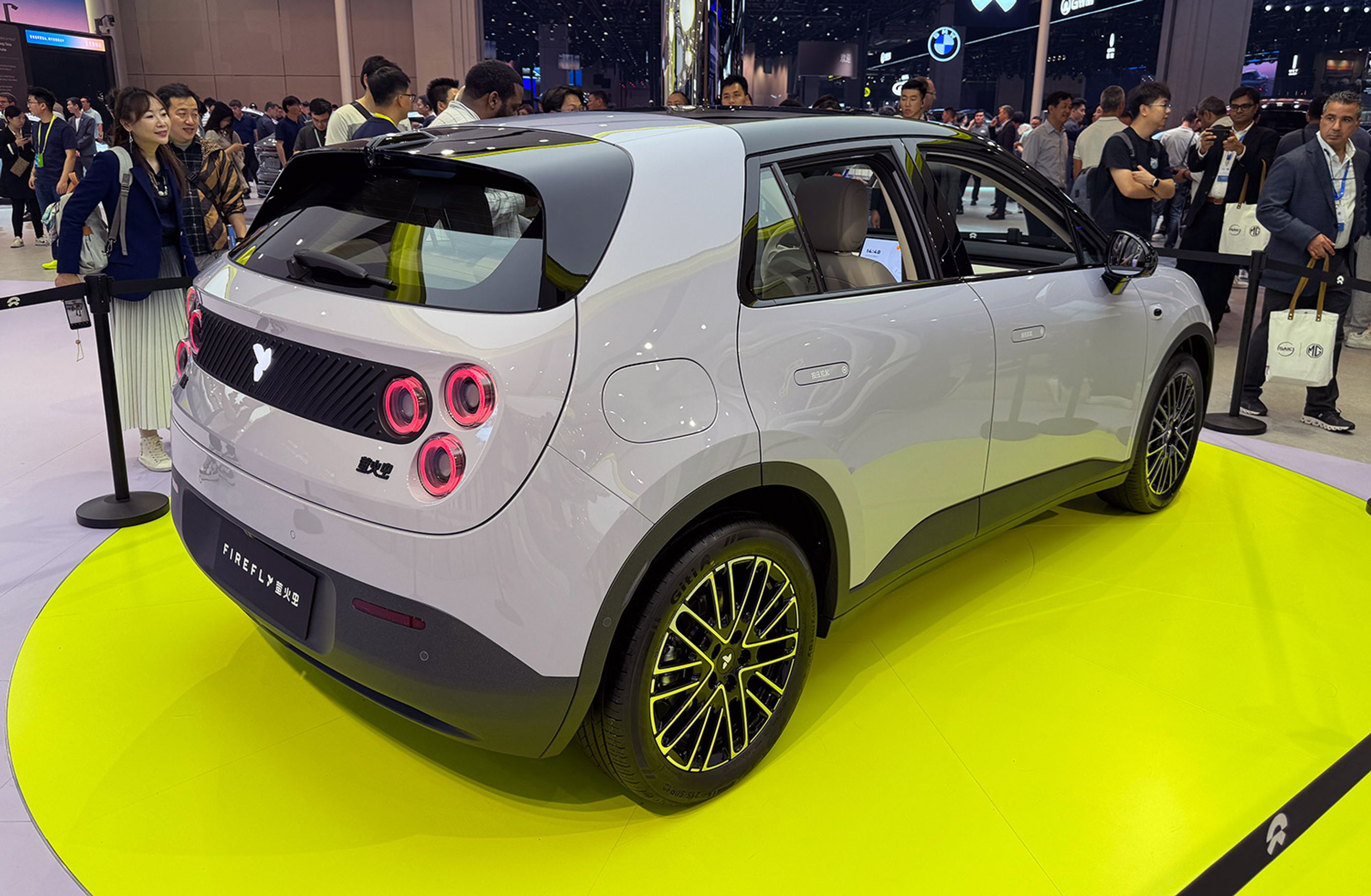 Nio Firefly er fire meter lang - som Renault 5. Motoren er på 141 hk, og standardbatteriet på 42 kWh giver en rækkevidde på ca. 340 km (WLTP).