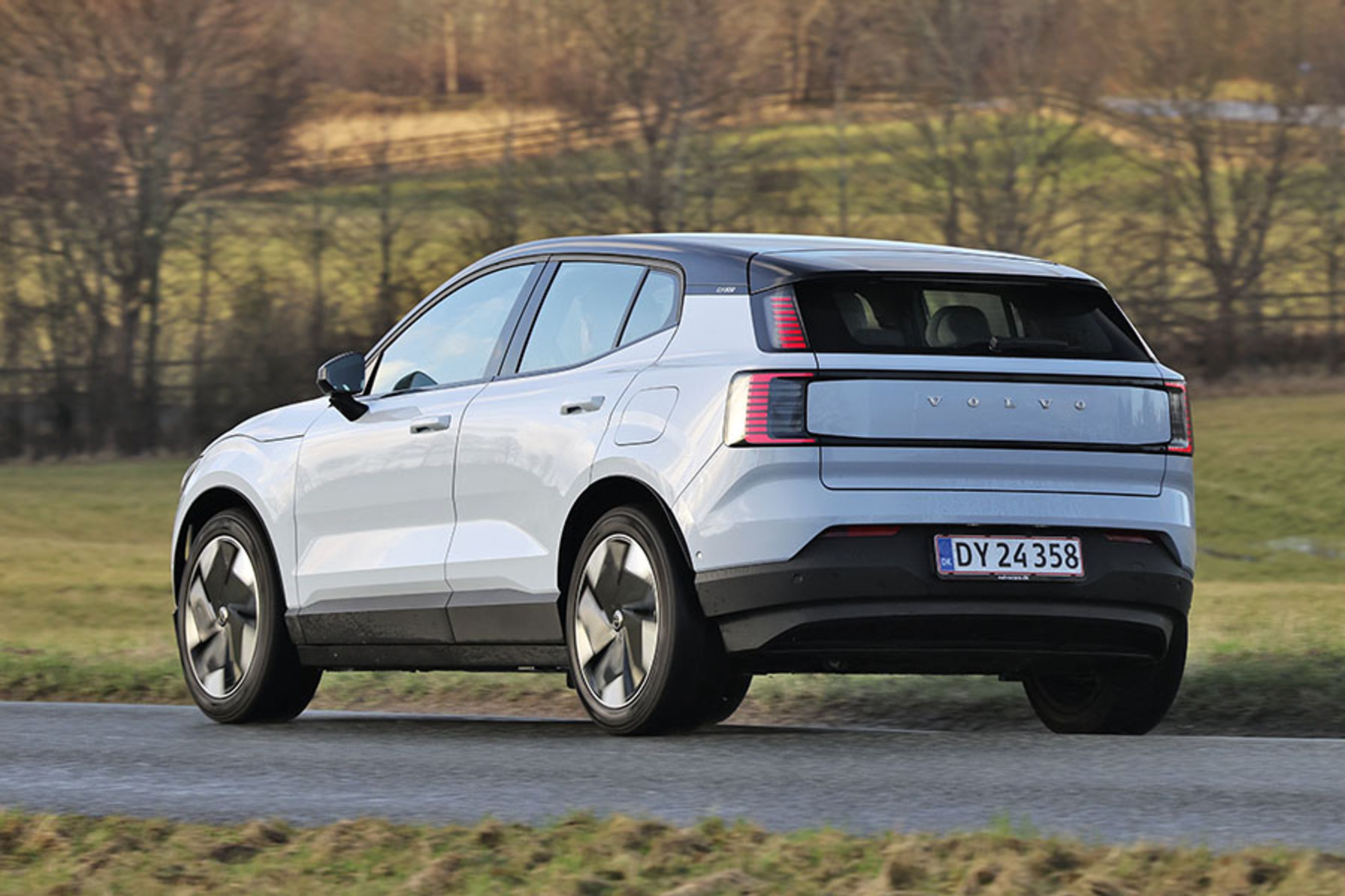 En Volvo EX30 set bagfra kører på en landevej