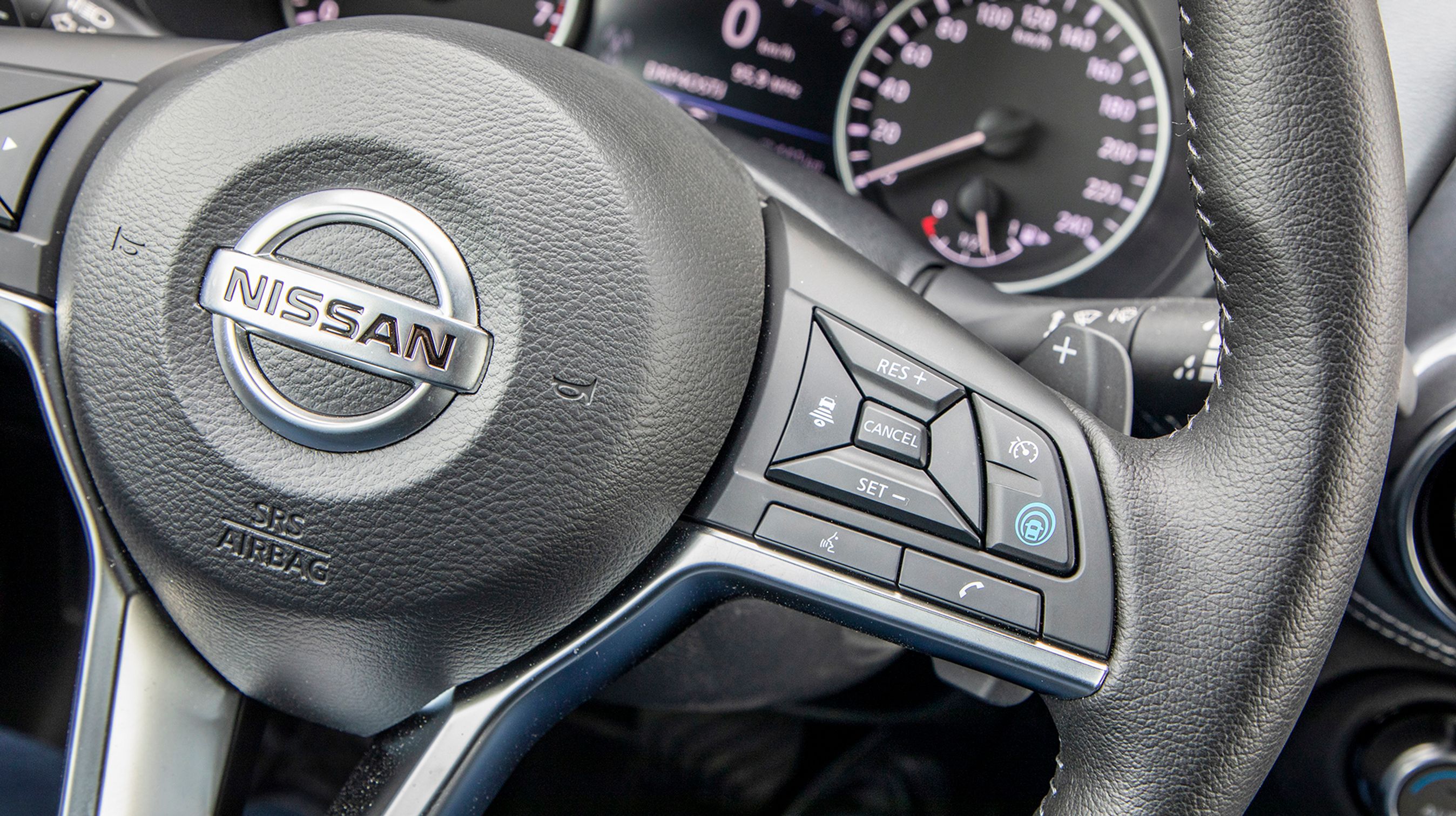 I denne testede udgave var der Propilot II, som er et system, der selv holder afstand til forankørende biler, og som selv fastholder bilen i vognbanen. Det fungerede mægtig godt.