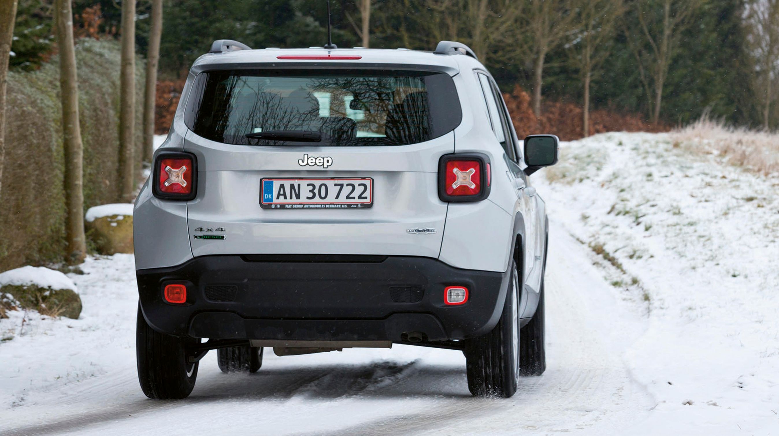 Baglygterne med et stort kryds minder om de reservedunke, der sad bag på en Jeep fra 2. verdenskrig.