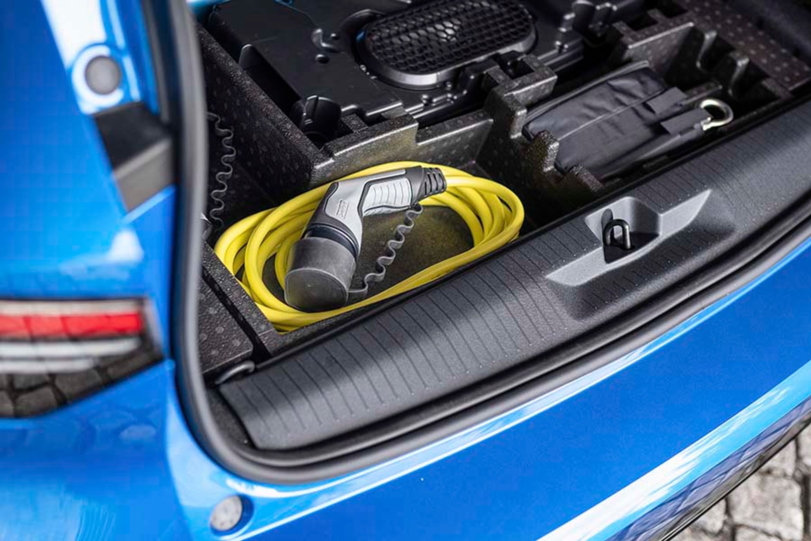 Batteri m.m. stjæler plads i kælderrummet i plugin-hybriden, men der er stadig to rum, hvoraf det ene passer til ladekablet.