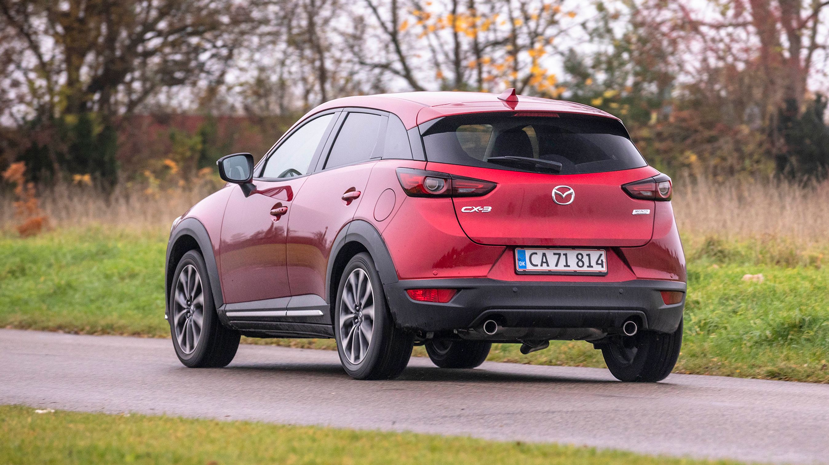 CX-3 er en kompakt og veldesignet lille SUV. Der er plads til fire voksne, men på bagsædet er pladsen ikke overvældende, og de mørke sideruder gør det lidt klaustrofobisk.