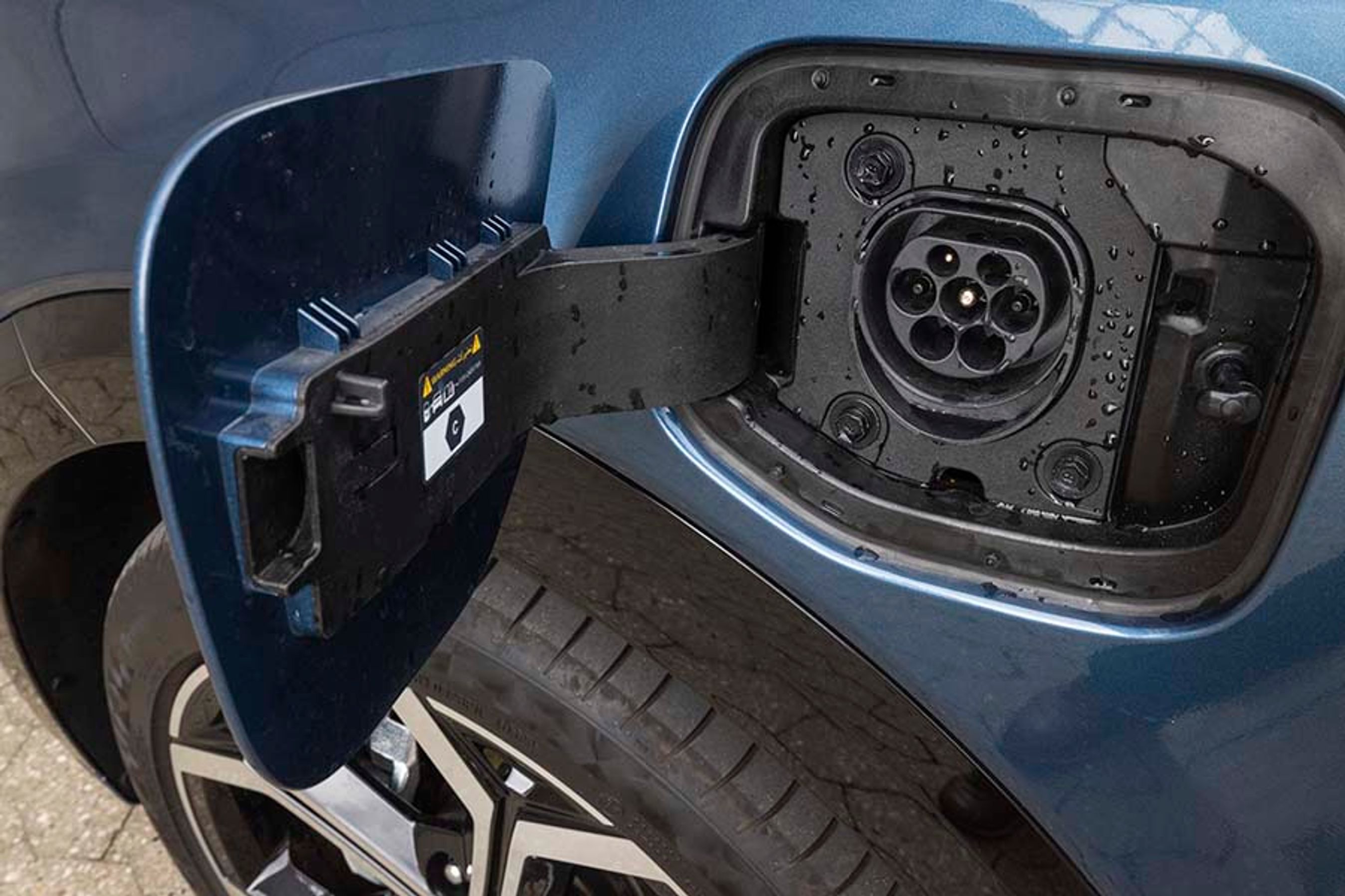 Plugin-hybrider har typisk ikke hurtigladning, og det har Niro heller ikke. Den lader i øvrigt kun på en fase, så en komplet opladning tager cirka 3,5 time.