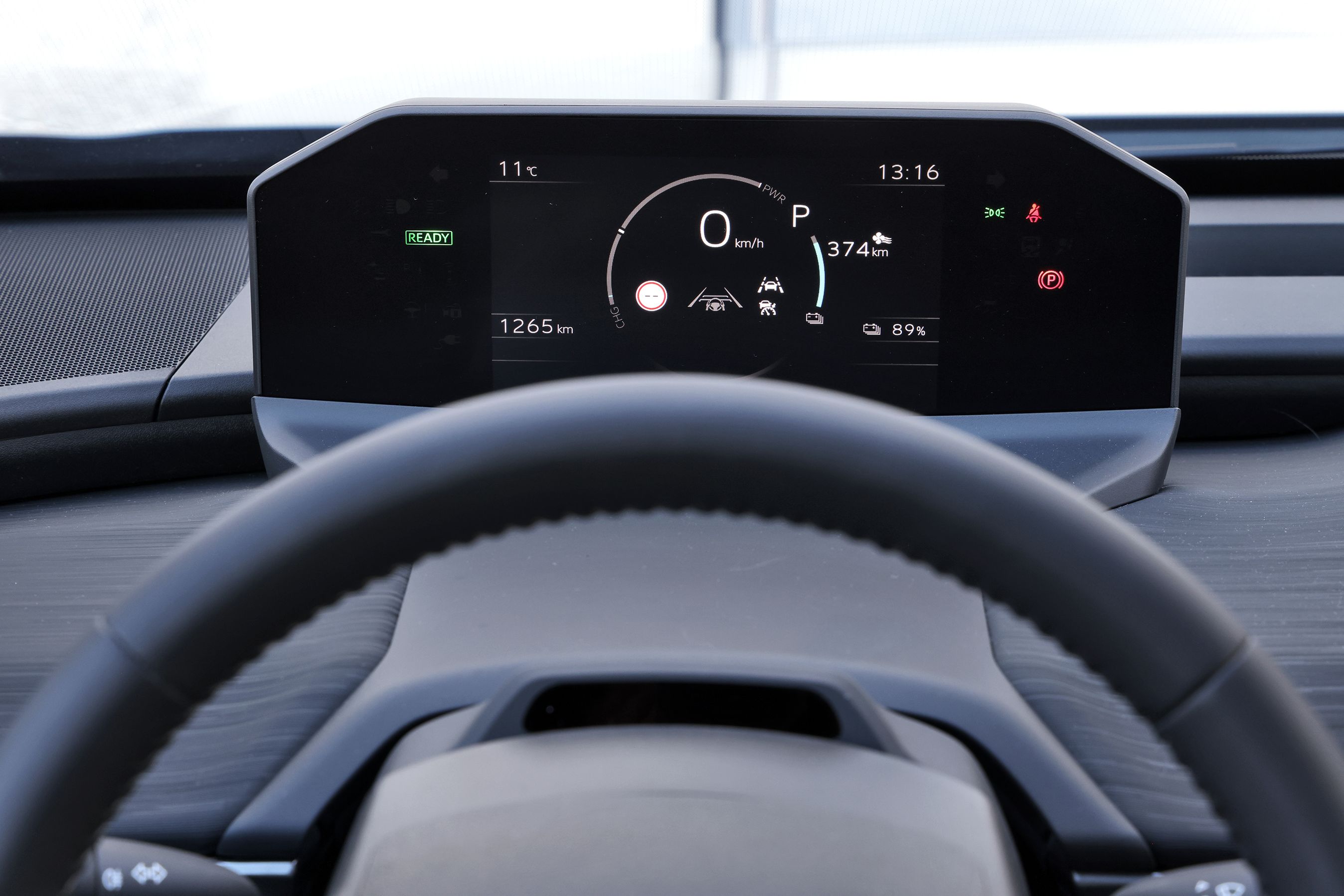 Instrumenthuset er en skærm i Toyota C-HR+